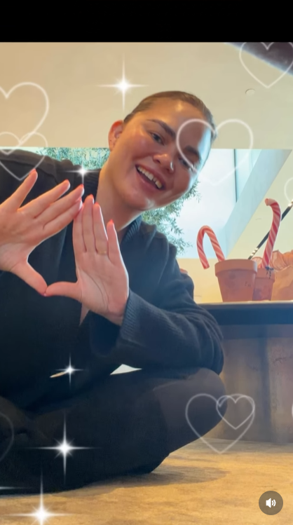 Holiday Mission: Accomplished: Veneer gone, candy canes in full bloom, and her kids beaming — Teigen soaks it all in. A little dental drama is a small price for Christmas magic. | Source: Instagram/chrissyteigen