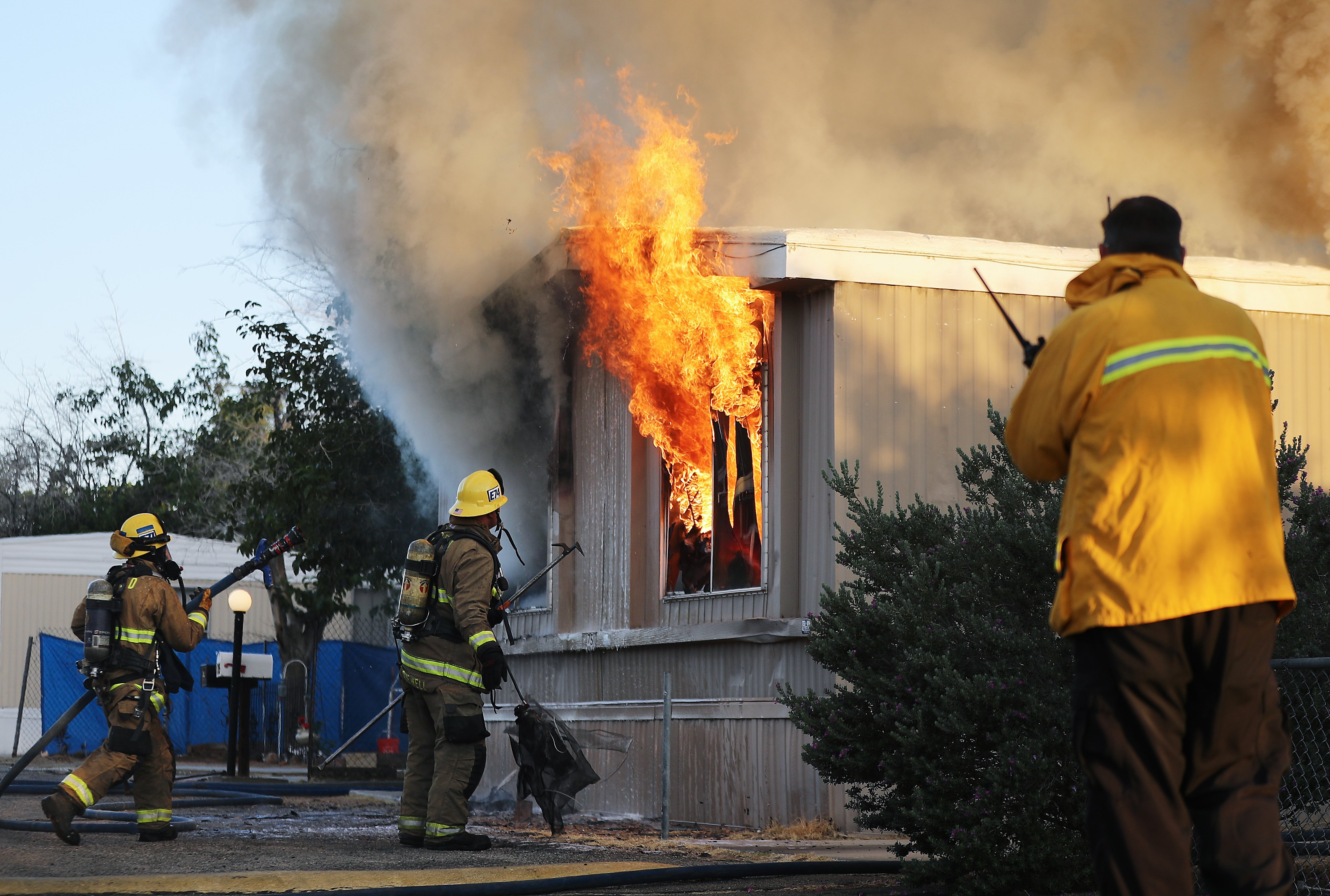 Firefighters trying to put out a house fire the a 7.1 magnitude earthquake in Ridgecrest, California | Photo: Getty Images