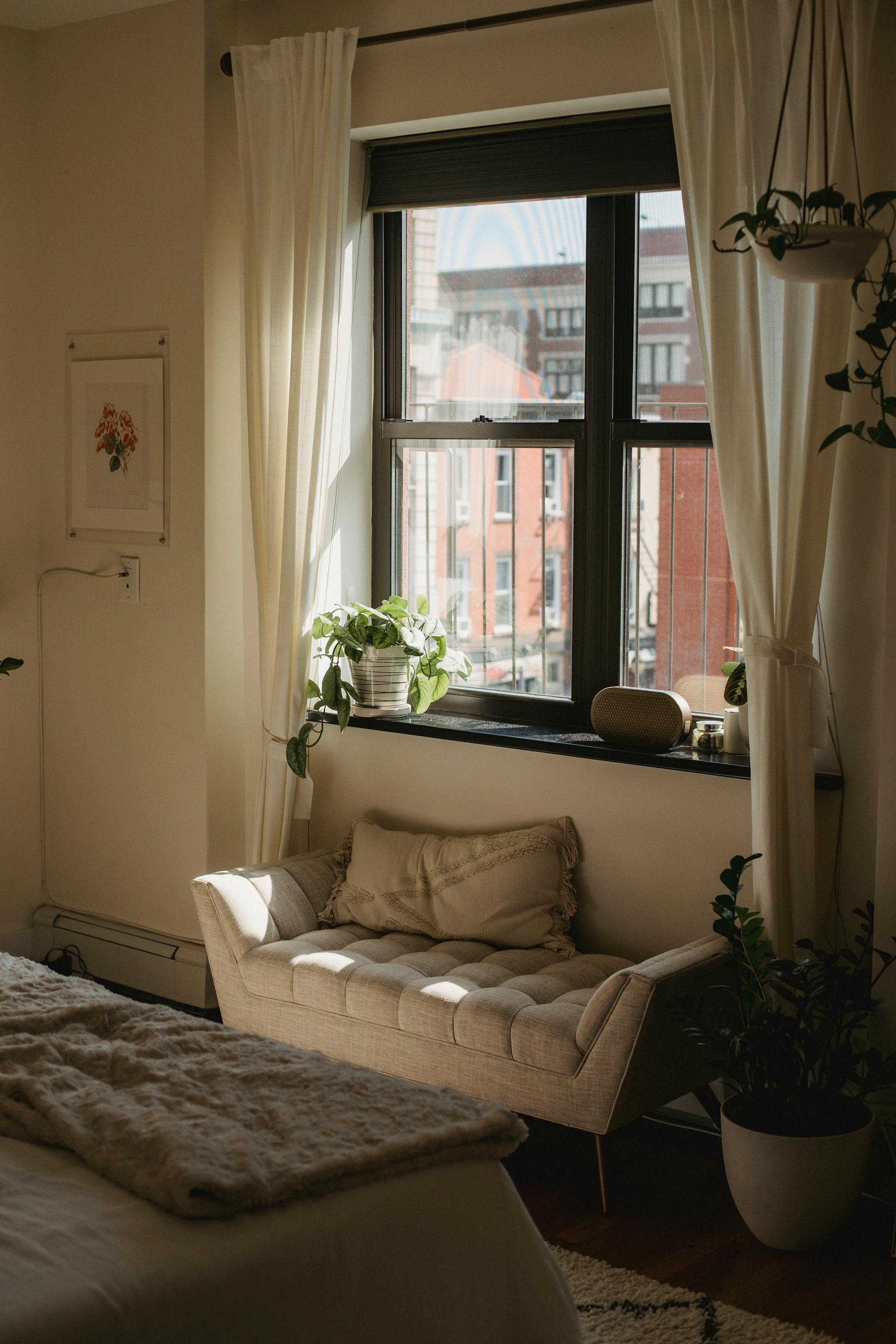 A closer view of a window in a bedroom | Source: Pexels