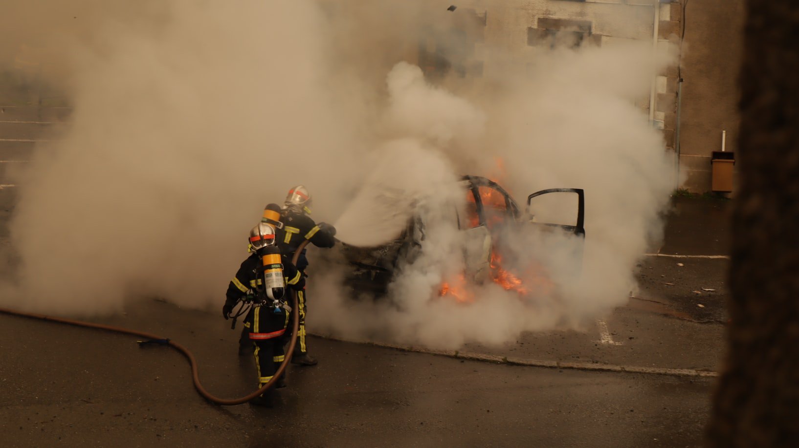Bomberos sofocando el fuego tras un accidente automovilístico. | Foto: Unsplash