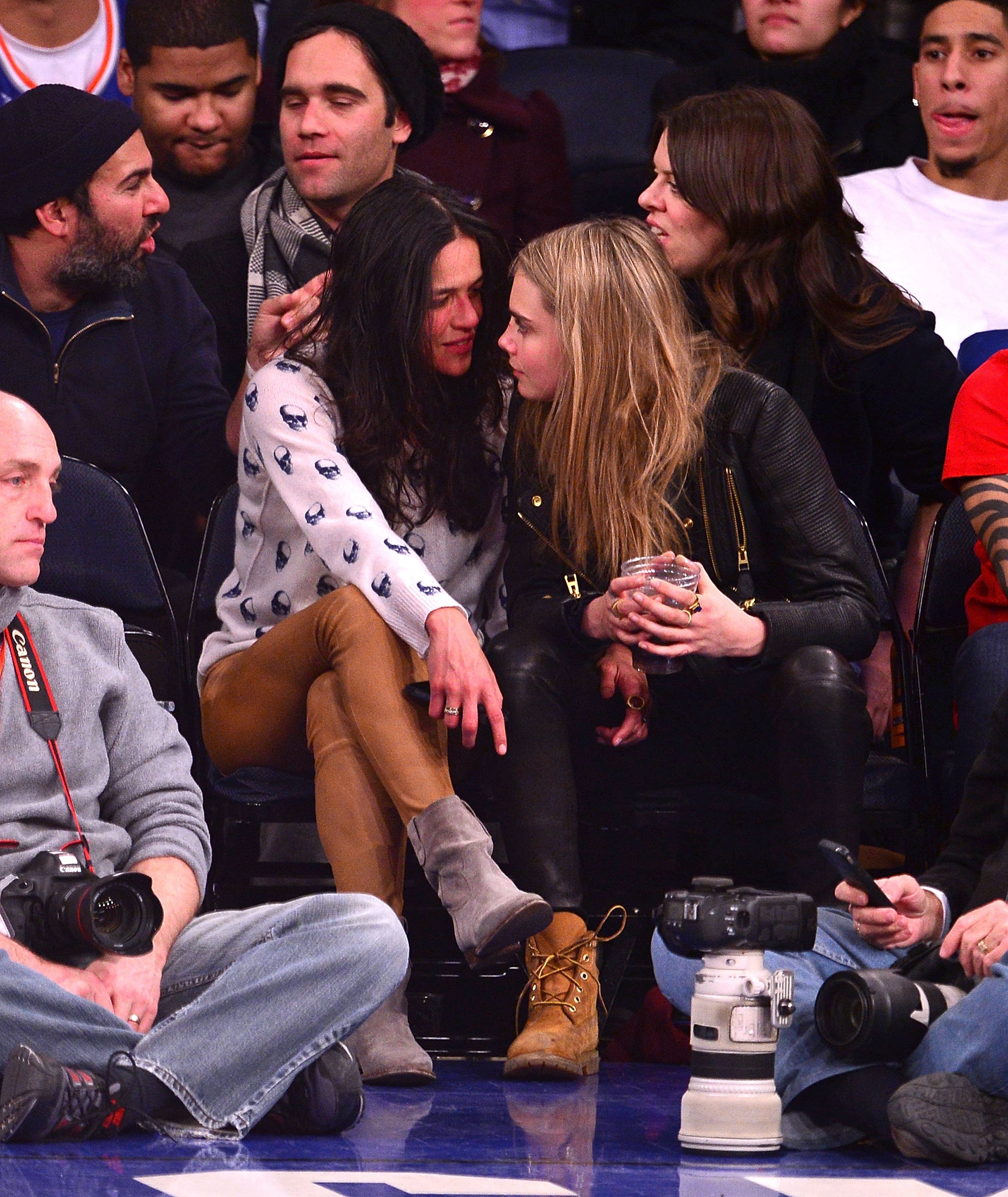 Michelle Rodriguez ve Cara Delevingne, 7 Ocak 2014'te New York City'de Madison Square Garden'da Detroit Pistons - New York Knicks maçında resmedildi |  Kaynak: Getty Images