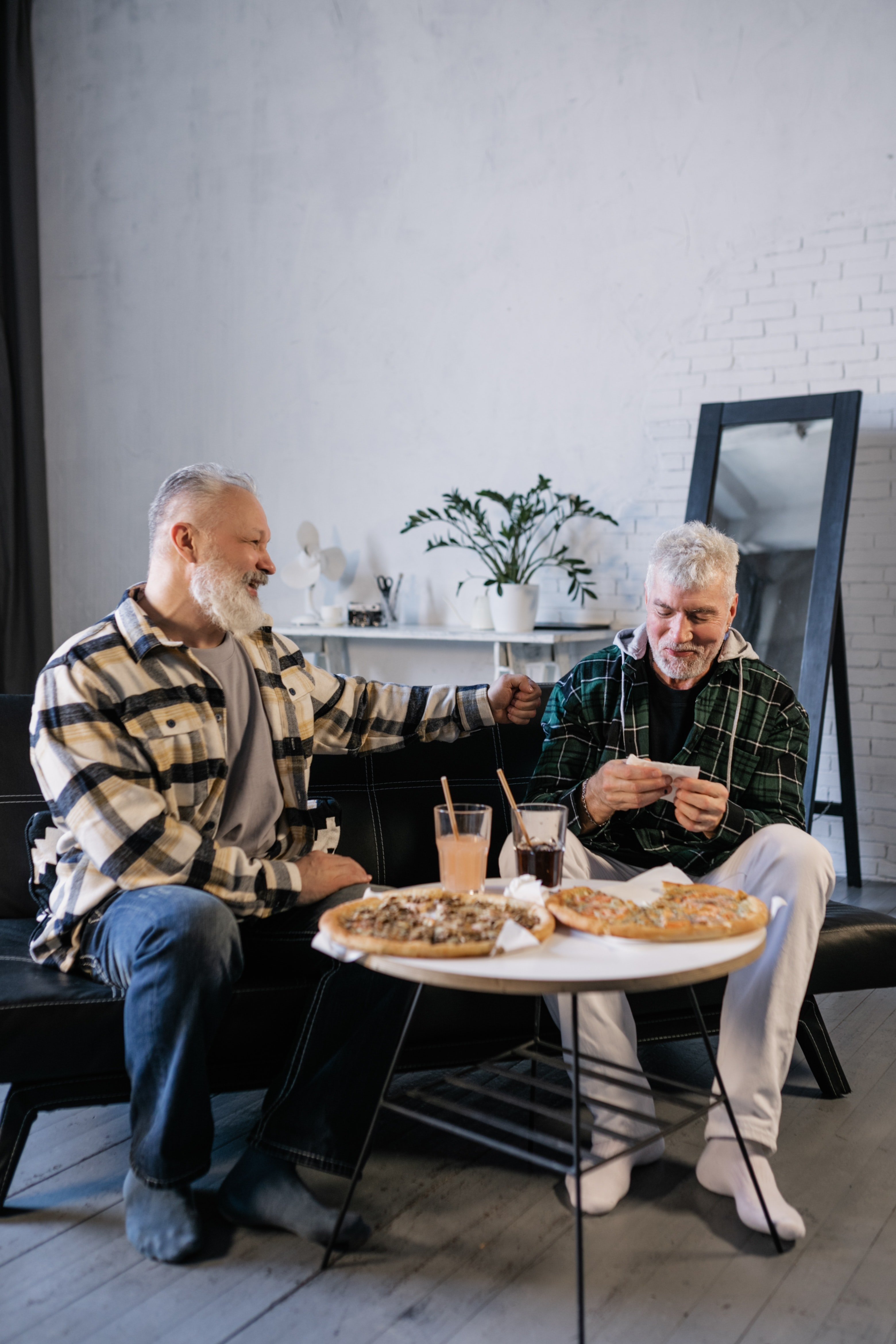 Arnold and Harold enjoyed a meal together after closing the shop. | Photo: Pexels