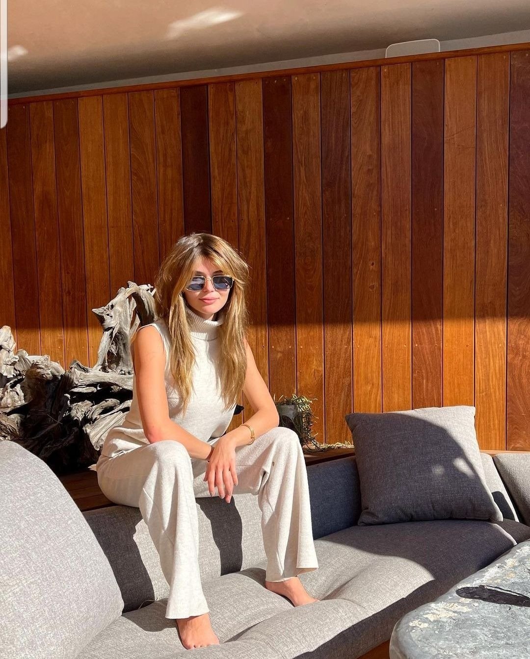 Olivia Jade Giannulli looks gorgeous in a white turtleneck jersey and matching pants, January, 2021. | Photo: Instagram/oliviajade.
