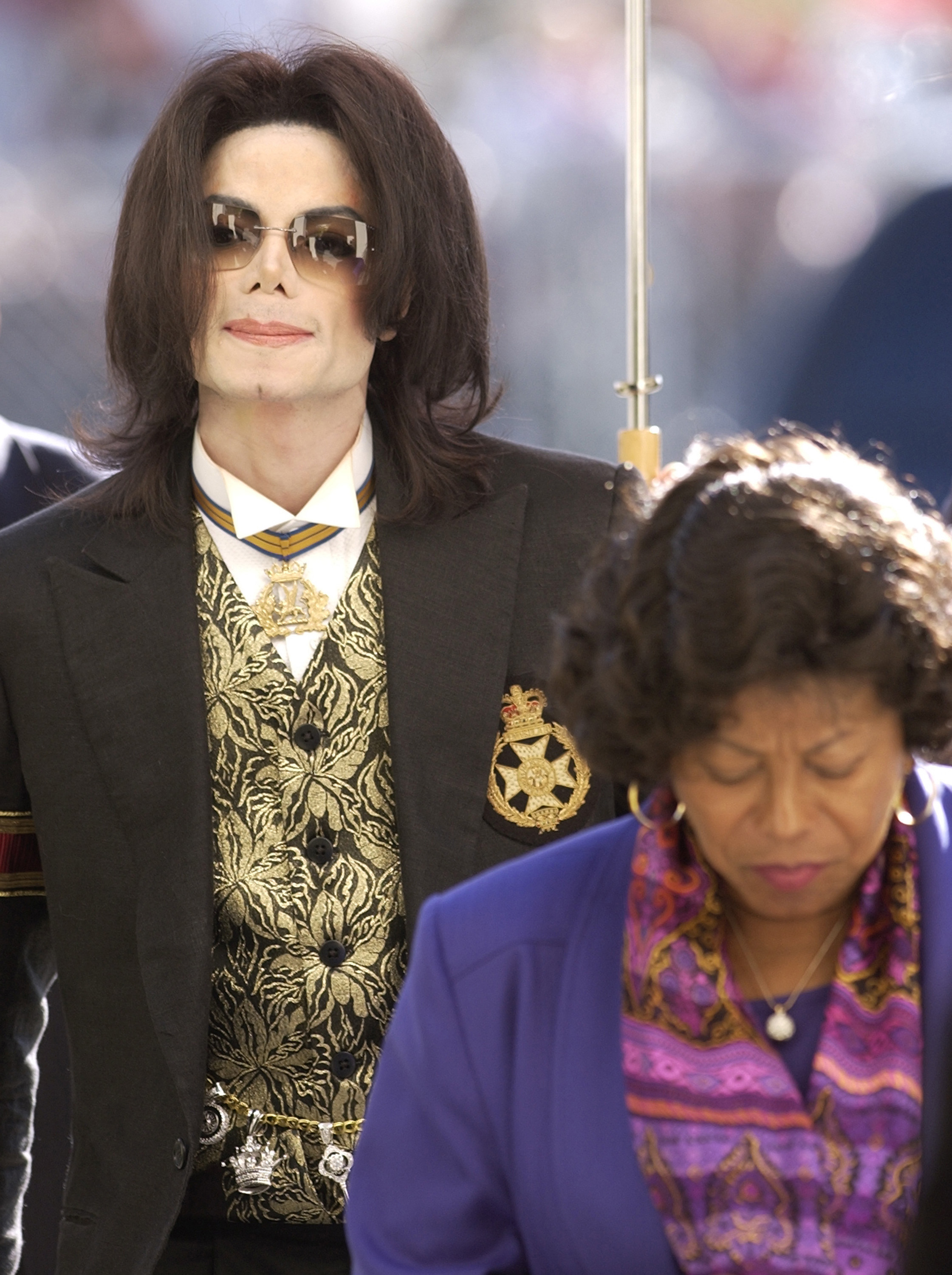 Michael Jackson walks with his mother, Katherine Jackson, outside the Santa Barbara County Courthouse in Santa Maria, California, on March 29, 2005 | Source: Getty Images
