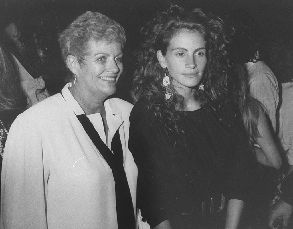 Julia Roberts and her mother Betty Motes at a Young Actor's Gang fundraiser | Photo: Getty Images