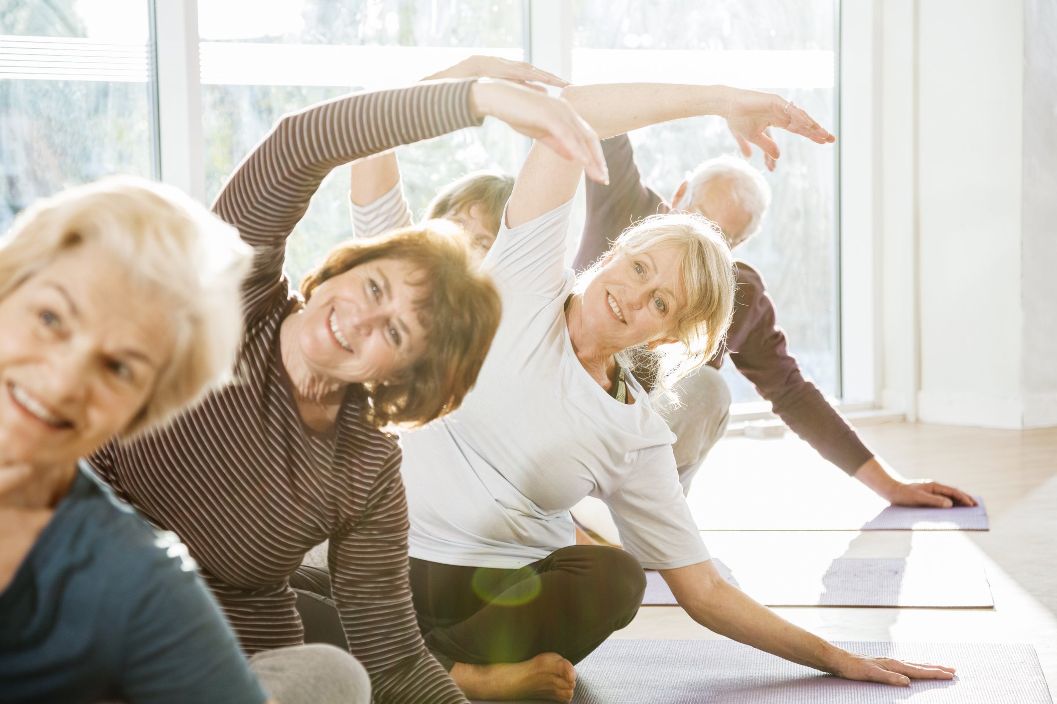 Un groupe de personnes âgées faisant de l'exercice physique. | Photo : Getty Images