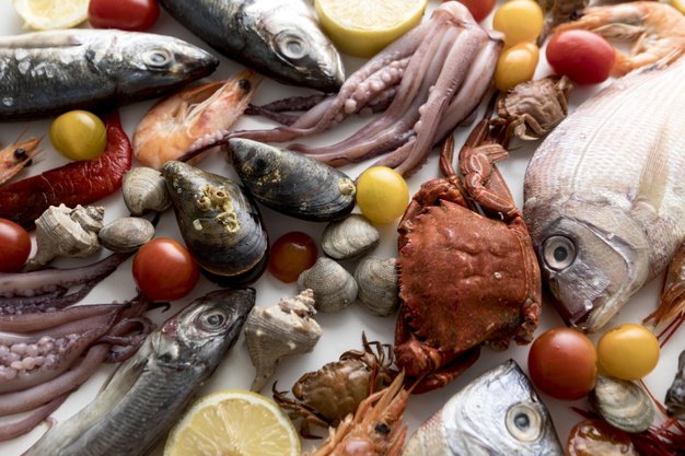 Pescados, mariscos y tomates. │Foto: Freepik