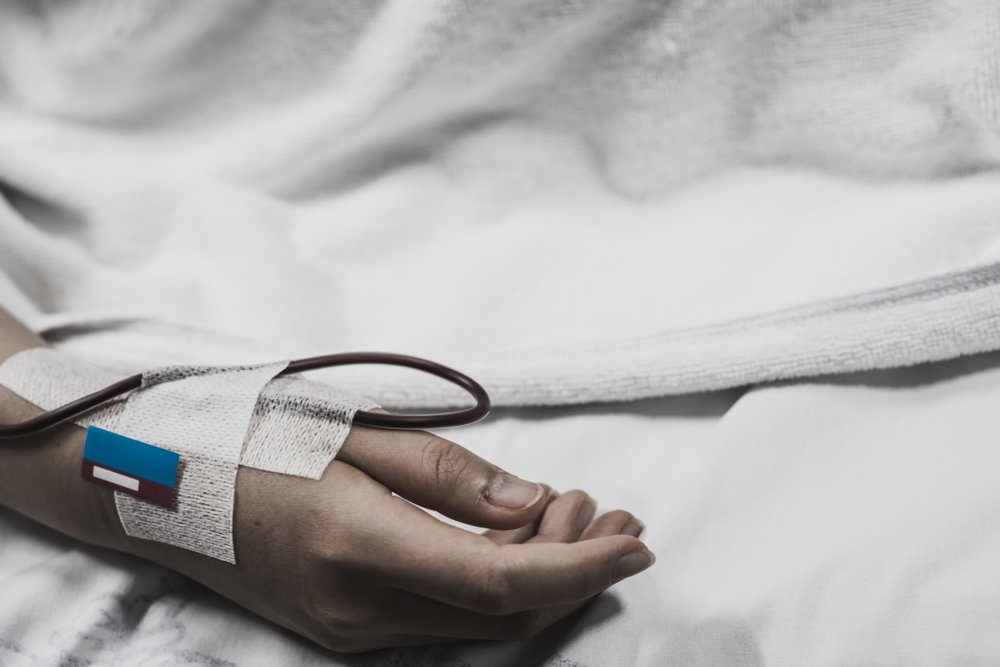 Une femme dans un lit d'hôpital. l Source: Shutterstock