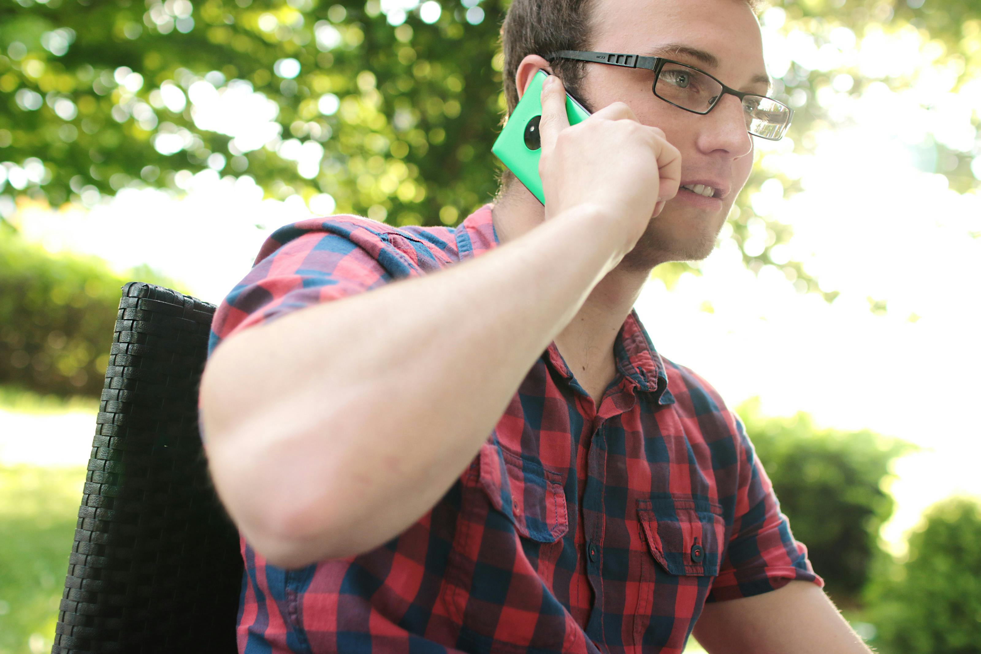 A man talking on a phone | Source: Pexels