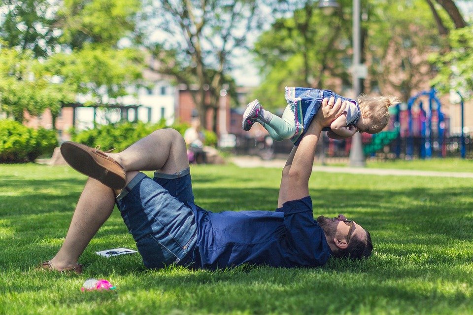 A father playing with his daughter at the garden. | Photo: Pixabay