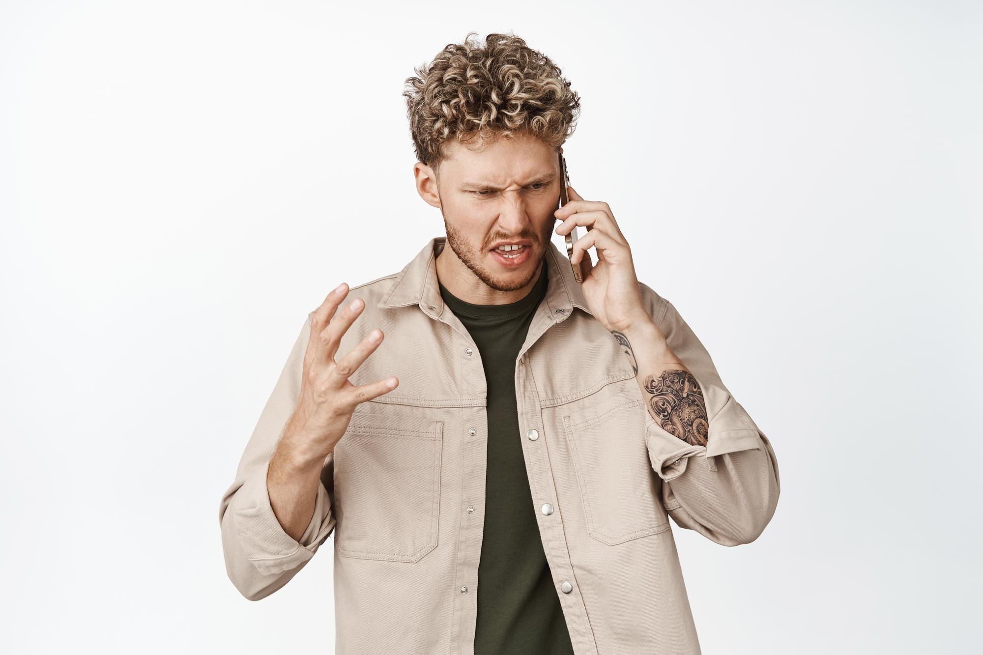 An angry man talking on the phone | Source: Freepik