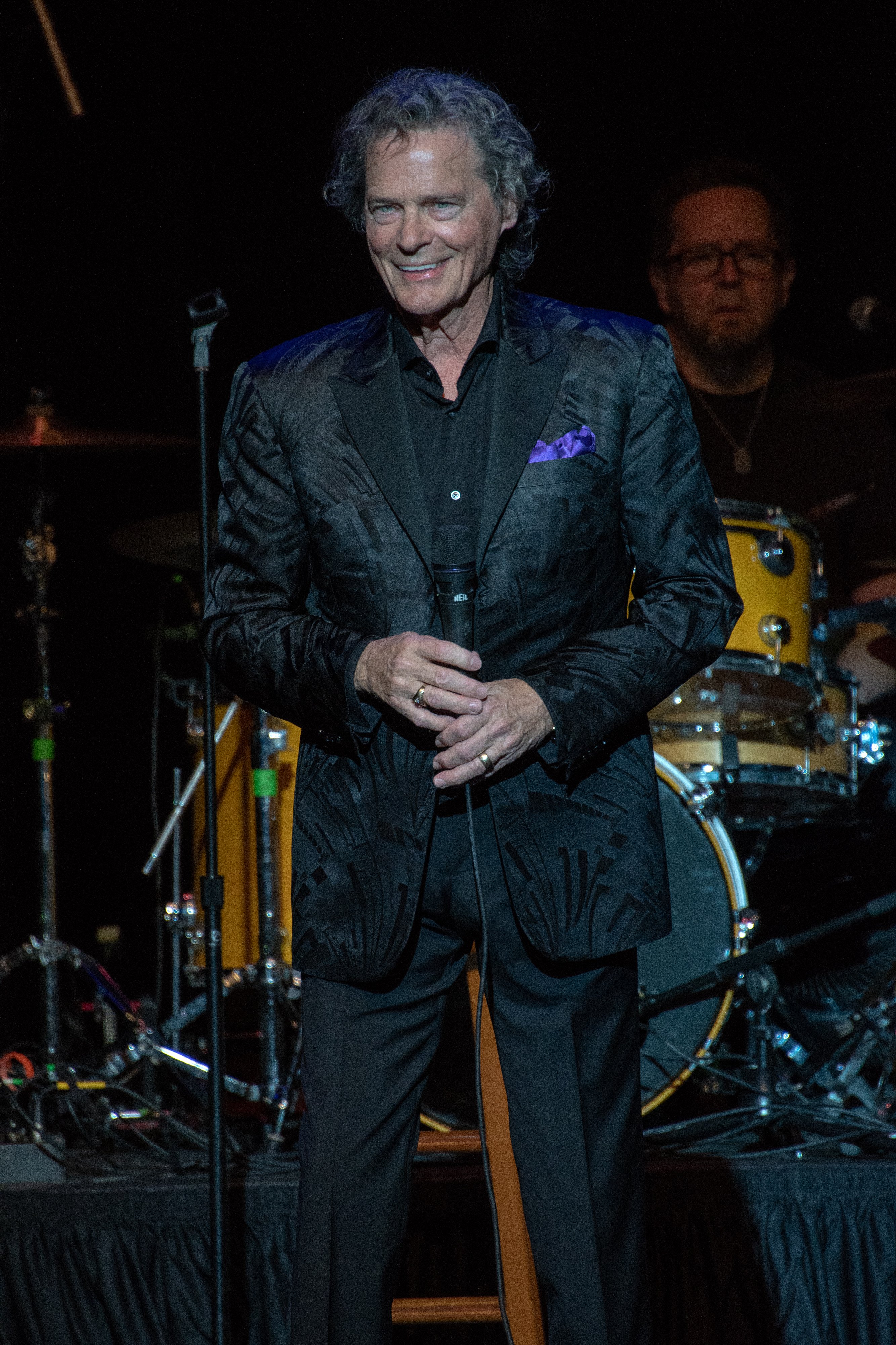 BJ Thomas performs "Raindrops Keep Falling On My Head" and "Somebody Done Somebody Wrong" on stage at the historic Granada Theater | Photo: Shutterstock