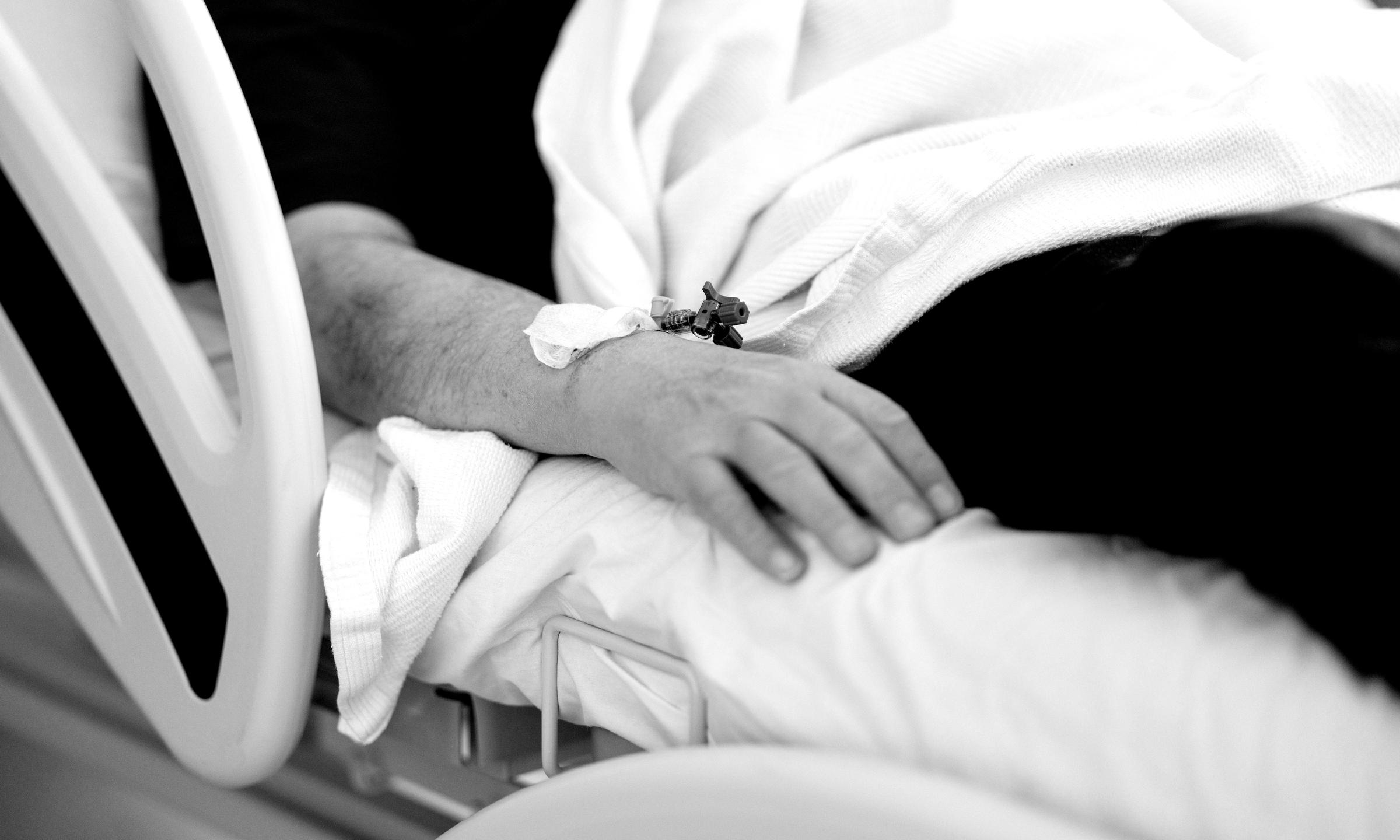 An apparently comatose figure in a hospital bed | Source: Pexels