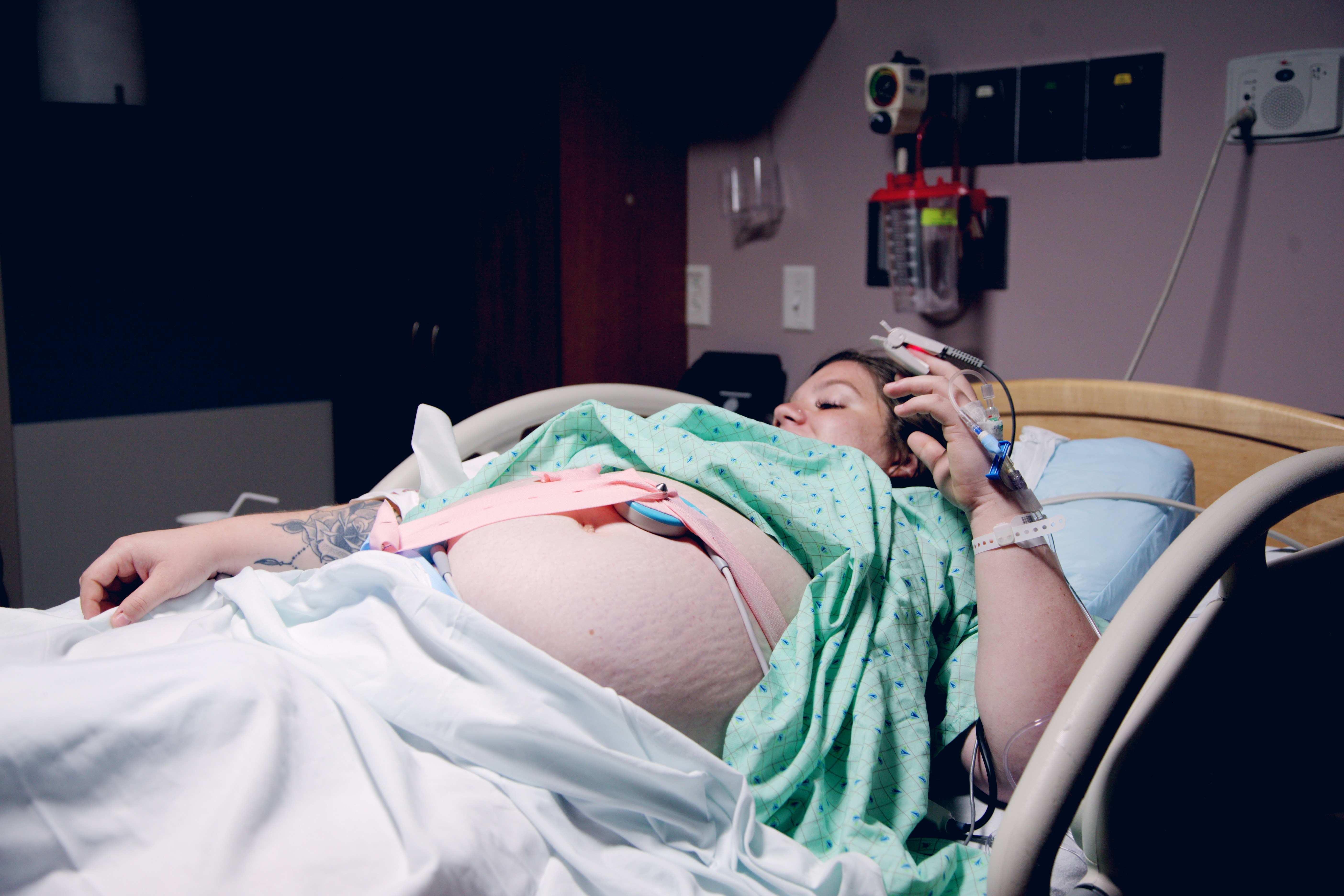 A pregnant woman lying in a hospital bed | Source: Unsplash