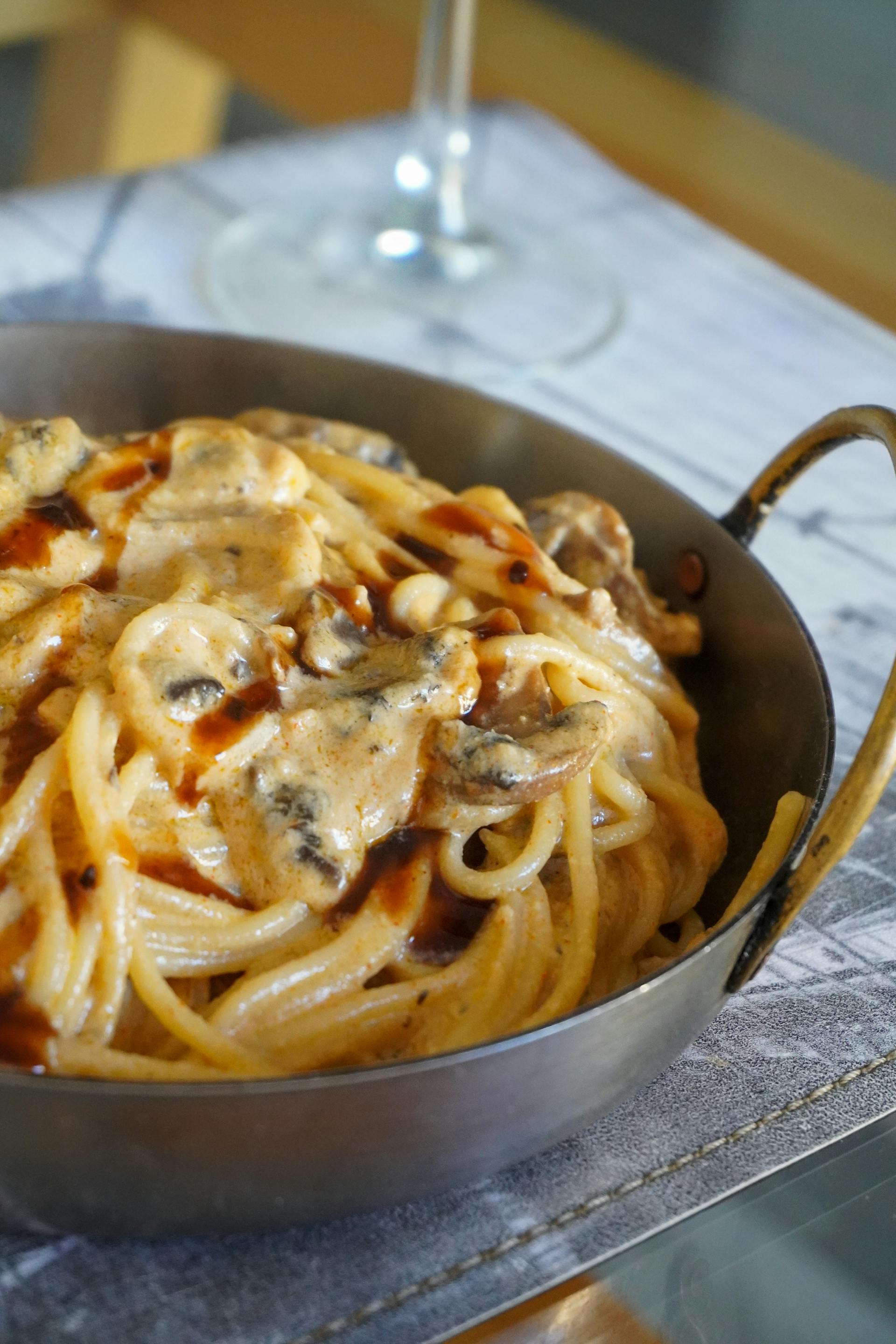 Creamy pasta in a pot | Source: Pexels