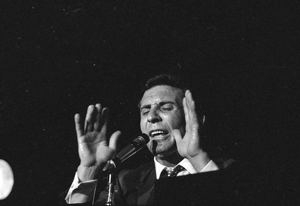 Gilbert Bécaud sur scène le 17 août 1966. l Source : Getty Images