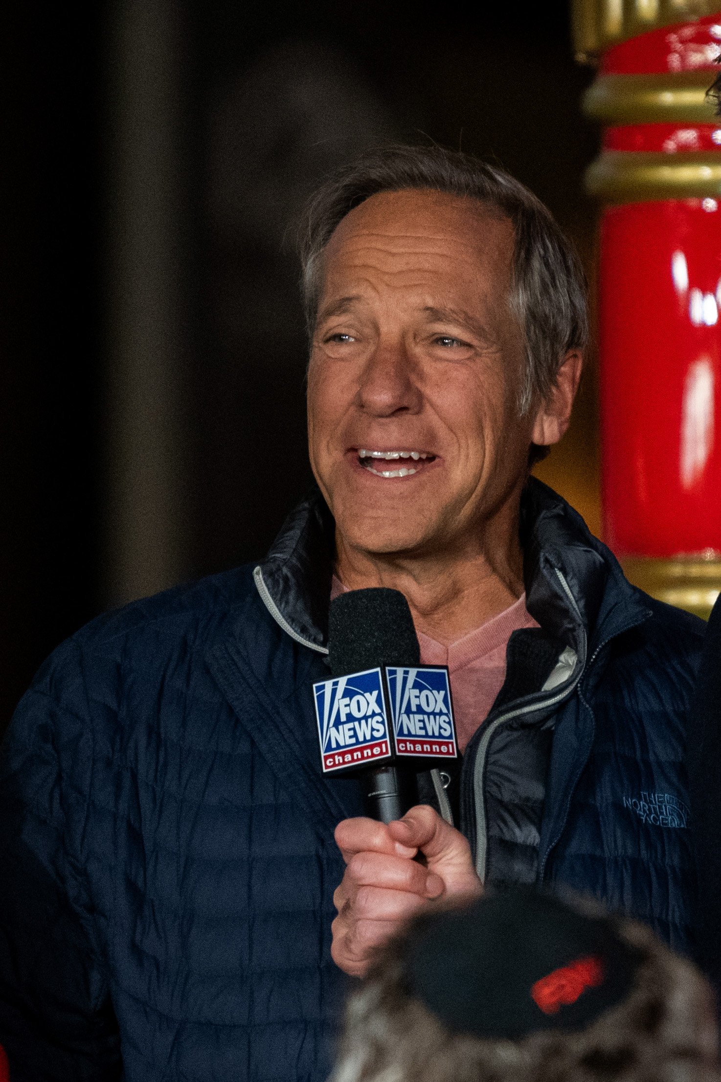 Mike Rowe, 9 Aralık 2021'de New York City'deki Fox Square'de News Corporation'ın dışındaki yeni All-American Noel Ağacı aydınlatmasında kamera karşısında konuşuyor |  Kaynak: Getty Images