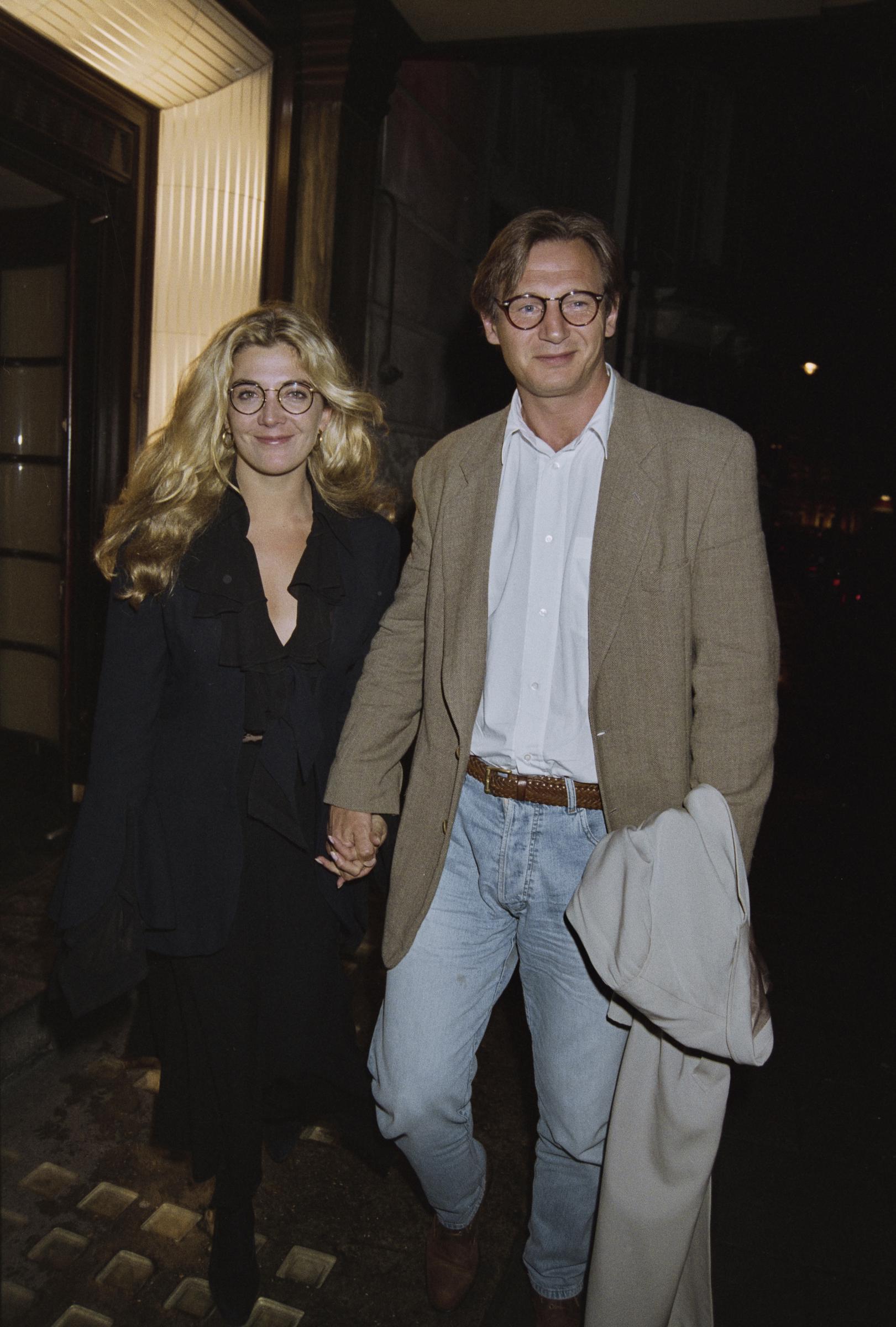 Natasha Richardson and Liam Neeson walk hand in hand outside Langan’s restaurant in London in September 1993. The couple appears relaxed and smiling as they leave the venue together during their early relationship.