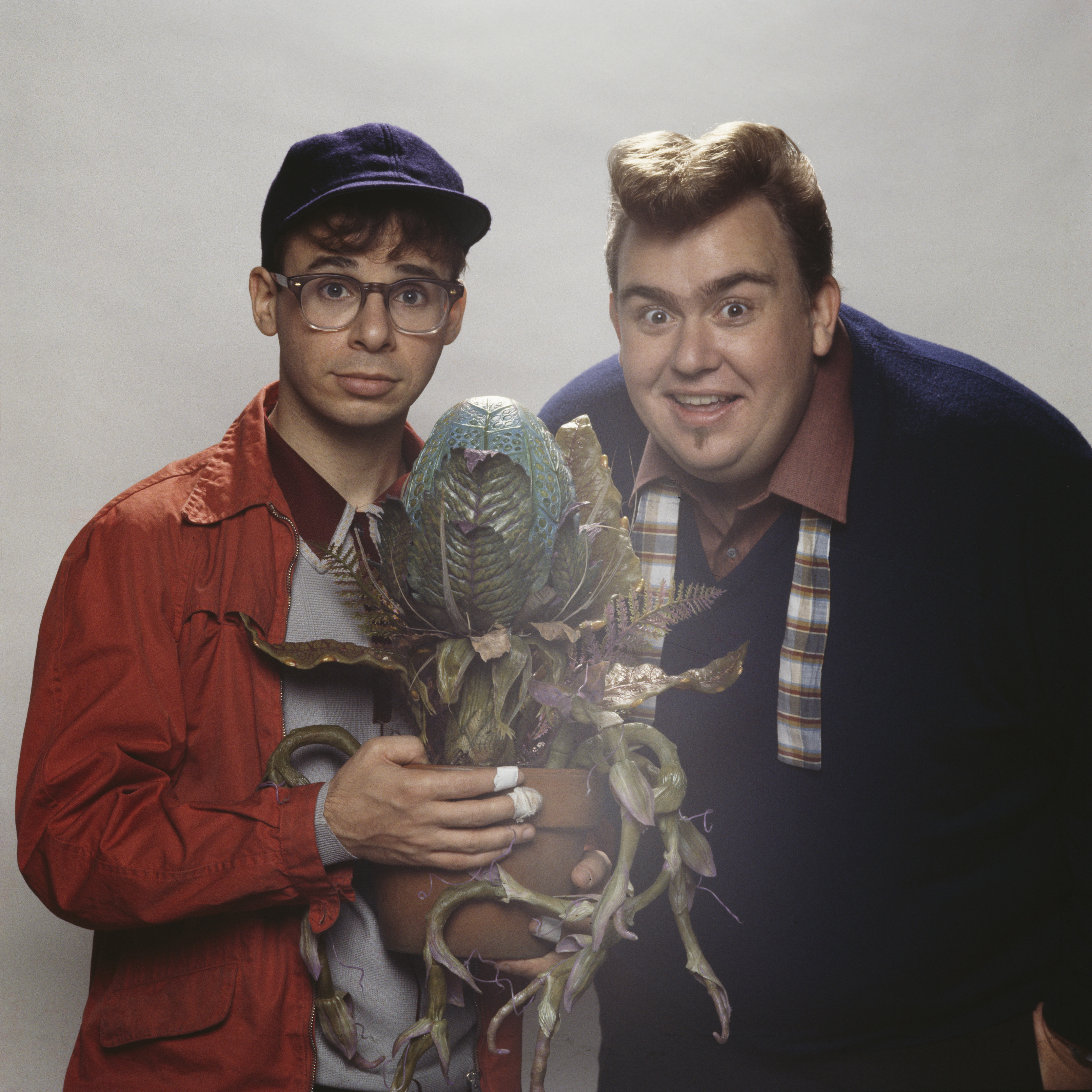 Rick Moranis and John Candy in the set of "Little Shop of Horrors," 1986  | Source: Getty Images