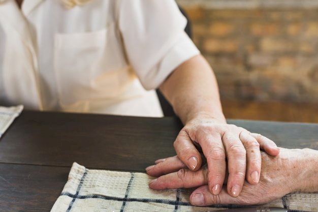 Mains de deux personnes âgées. | Source : Freepik Mains de deux personnes âgées. | Source : Freepik