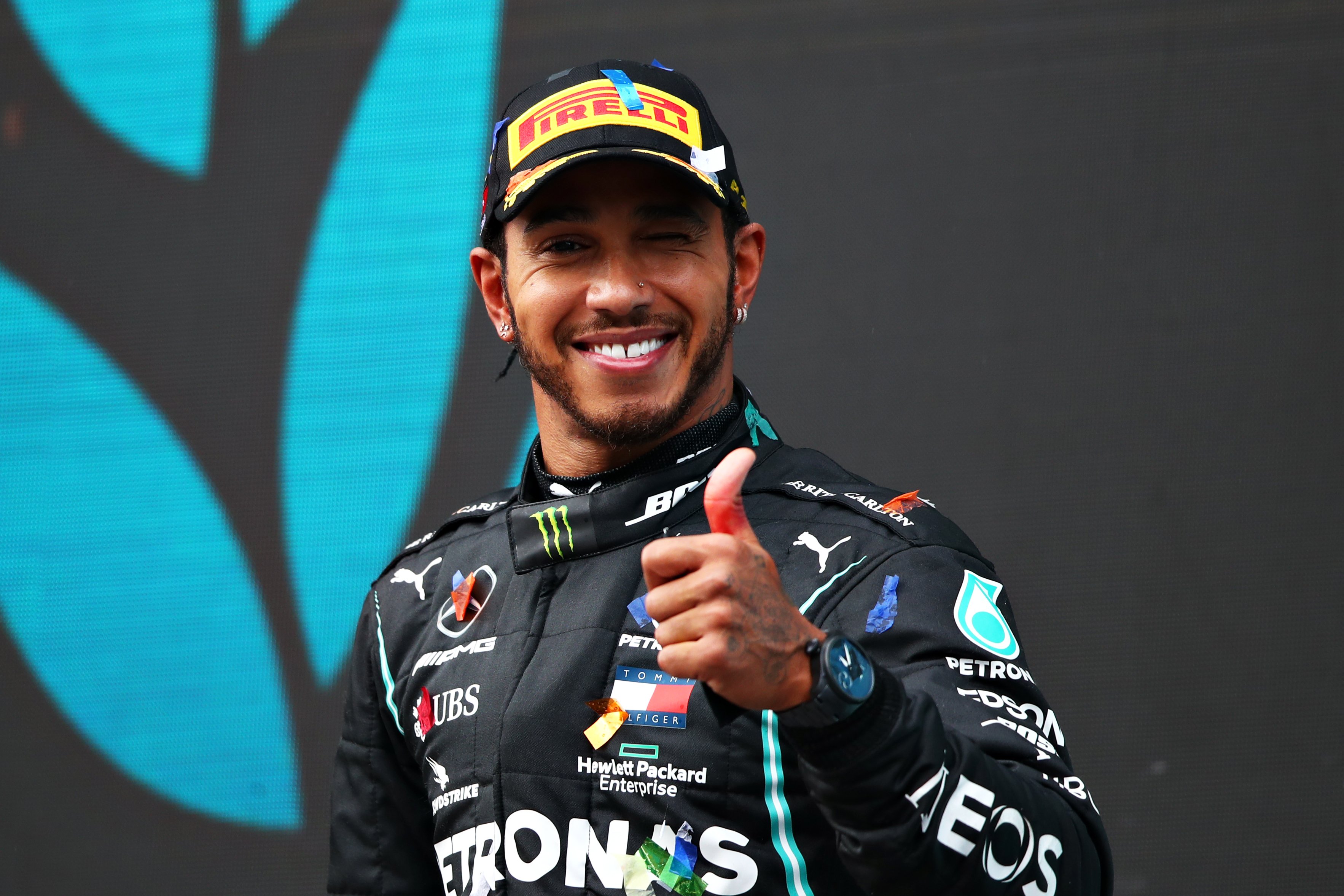 Lewis Hamilton feiert den Gewinn einer 7. F1-Fahrer-Weltmeisterschaft auf dem Podium während des F1-Grand-Prix der Türkei im Intercity Istanbul Park am 15. November 2020 in Istanbul, Türkei. | Quelle: Getty Images