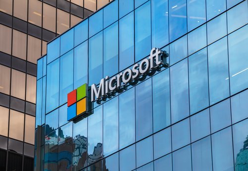 Logotipo de Microsoft en el nuevo edificio de oficinas en Vancouver, Canadá, el 21 de noviembre de 2016. | Fuente: Shutterstock