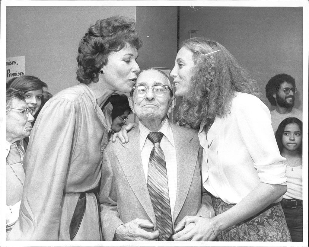 Bess Myerson with an assist from her daughter Barra Grant, kisses her father Louis Myerson. May 06, 1980. | Photo: Getty Images