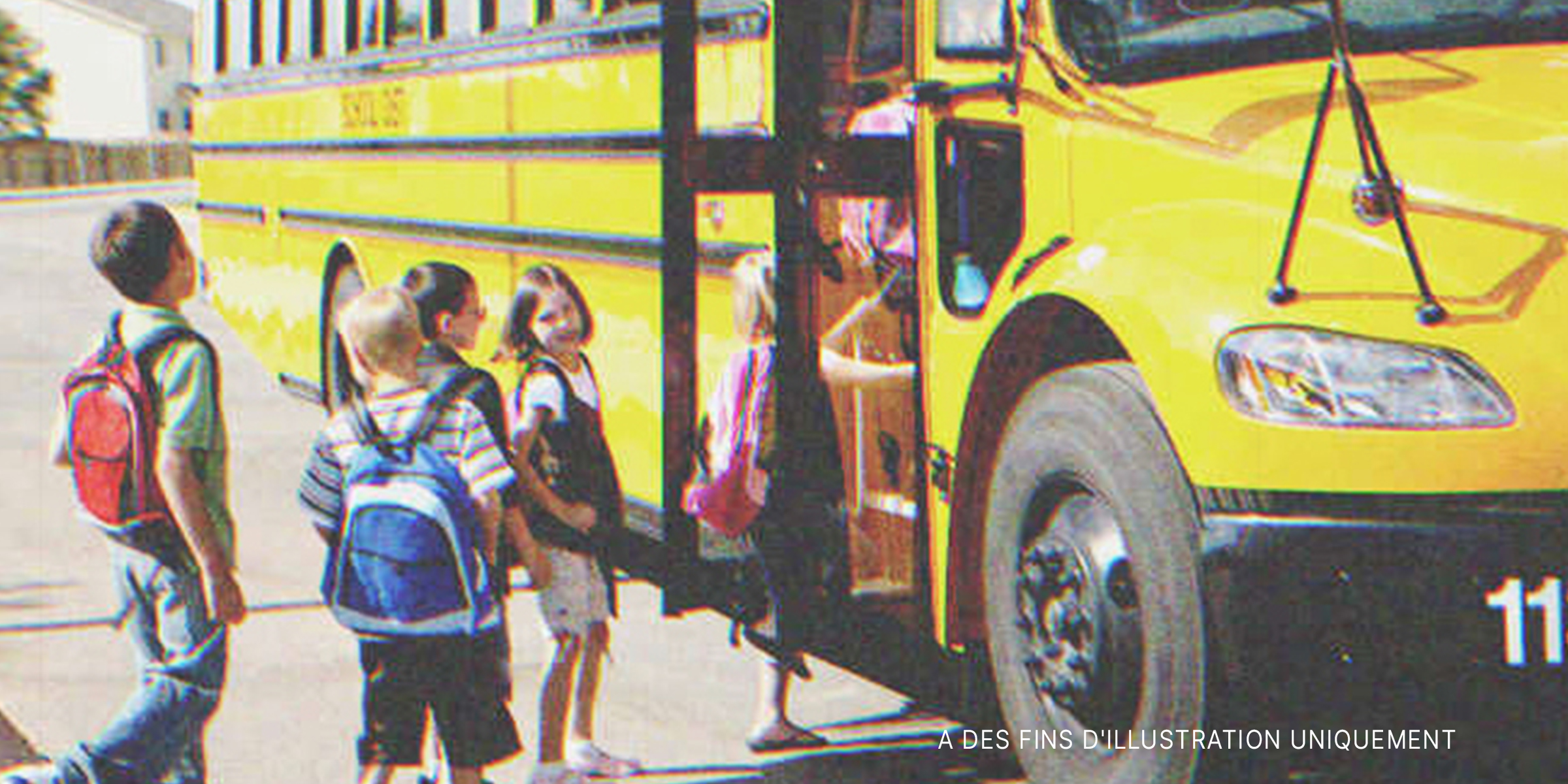 Des enfants qui montent dans un bus | Source : Shutterstock