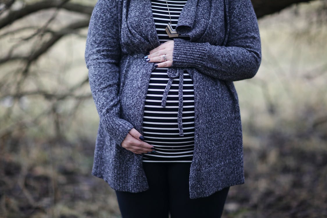 Mujer sosteniendo su panza de embarazada. | Foto: Pexels