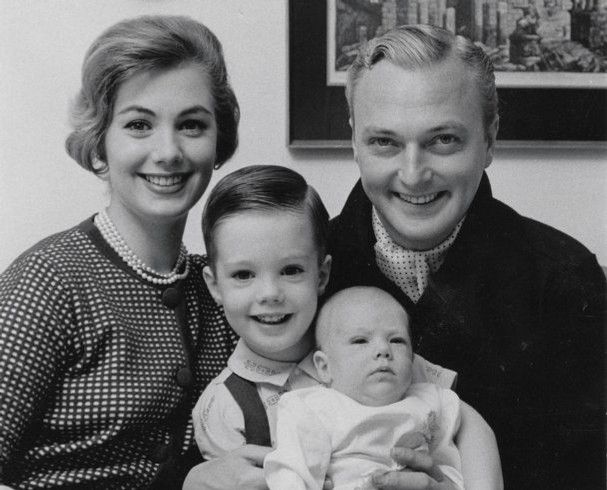Late actor, JAck Cassidy, his wife, Shirley Jones and two of their children | Photo: Wikimedia Commons