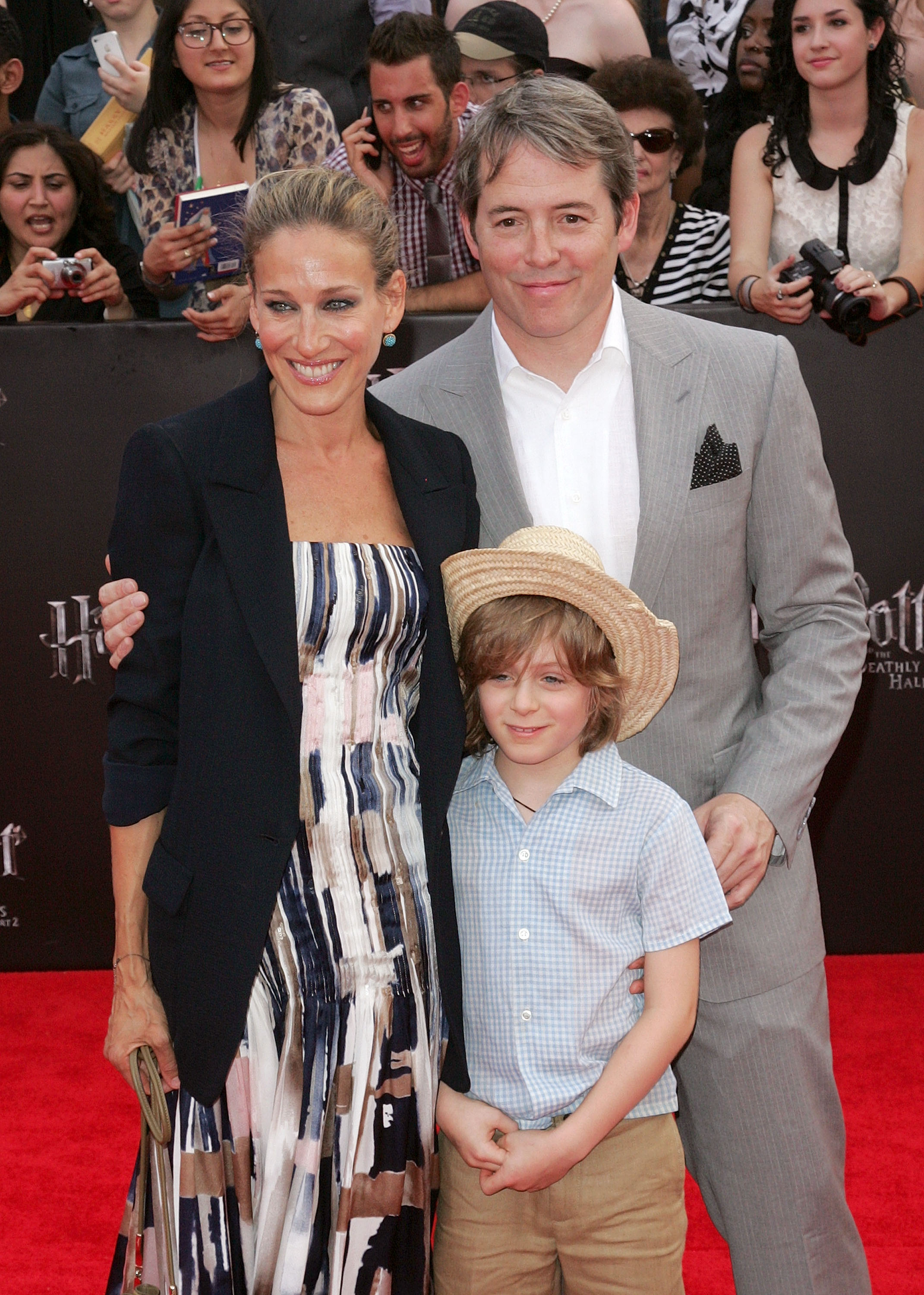 Sarah Jessica Parker, James Broderick, and Matthew Broderick at the premiere of "Harry Potter and the Deathly Hallows - Part 2," 2011 | Source: Getty Images