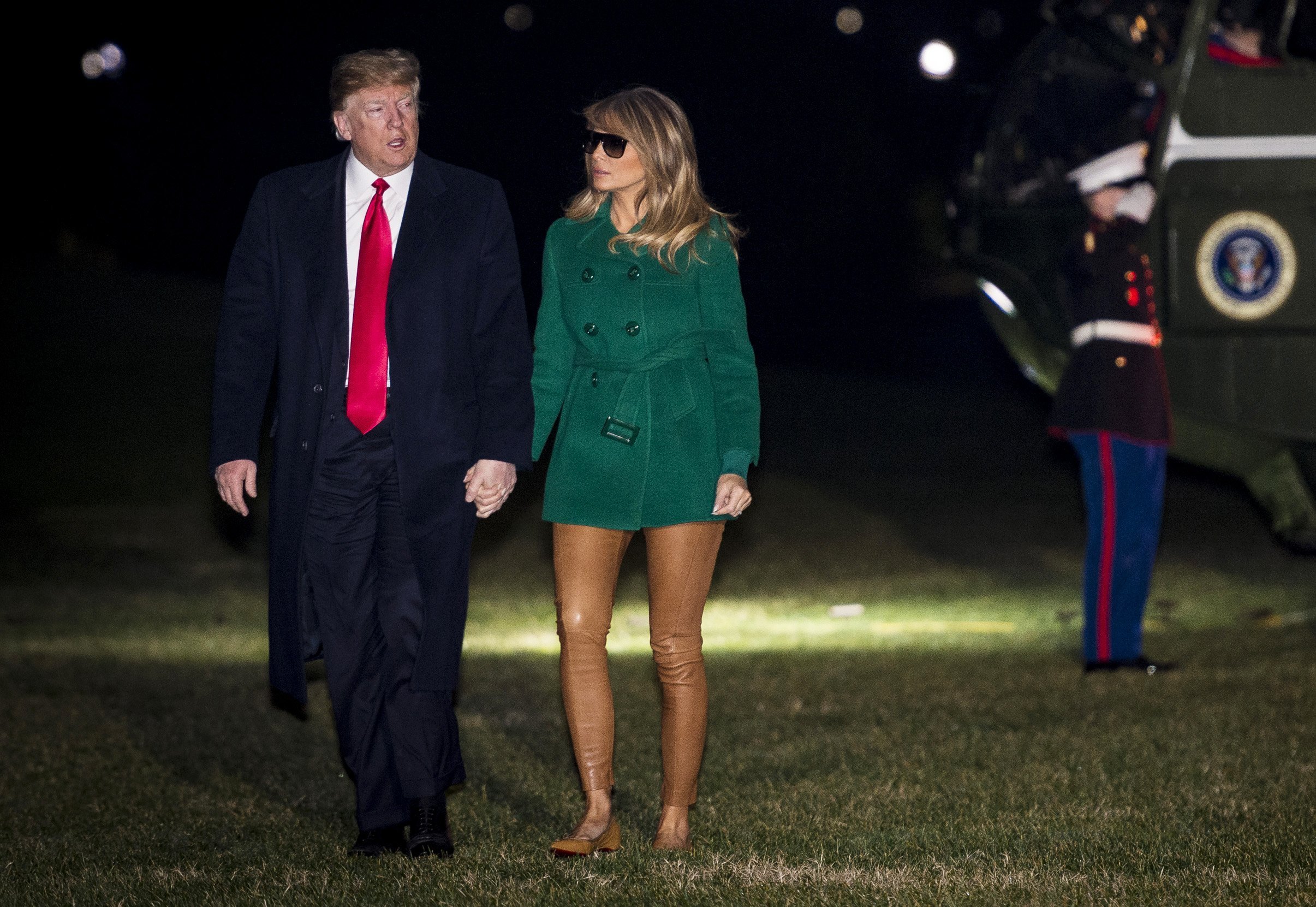 President Donald Trump and First Lady Melania Trump make their way across the South Lawn of the White House after returning on Marine One from their surprise trip to Al Asad Air Base in Iraq to visit troops, on December 27, 2018 | Photo: GettyImages