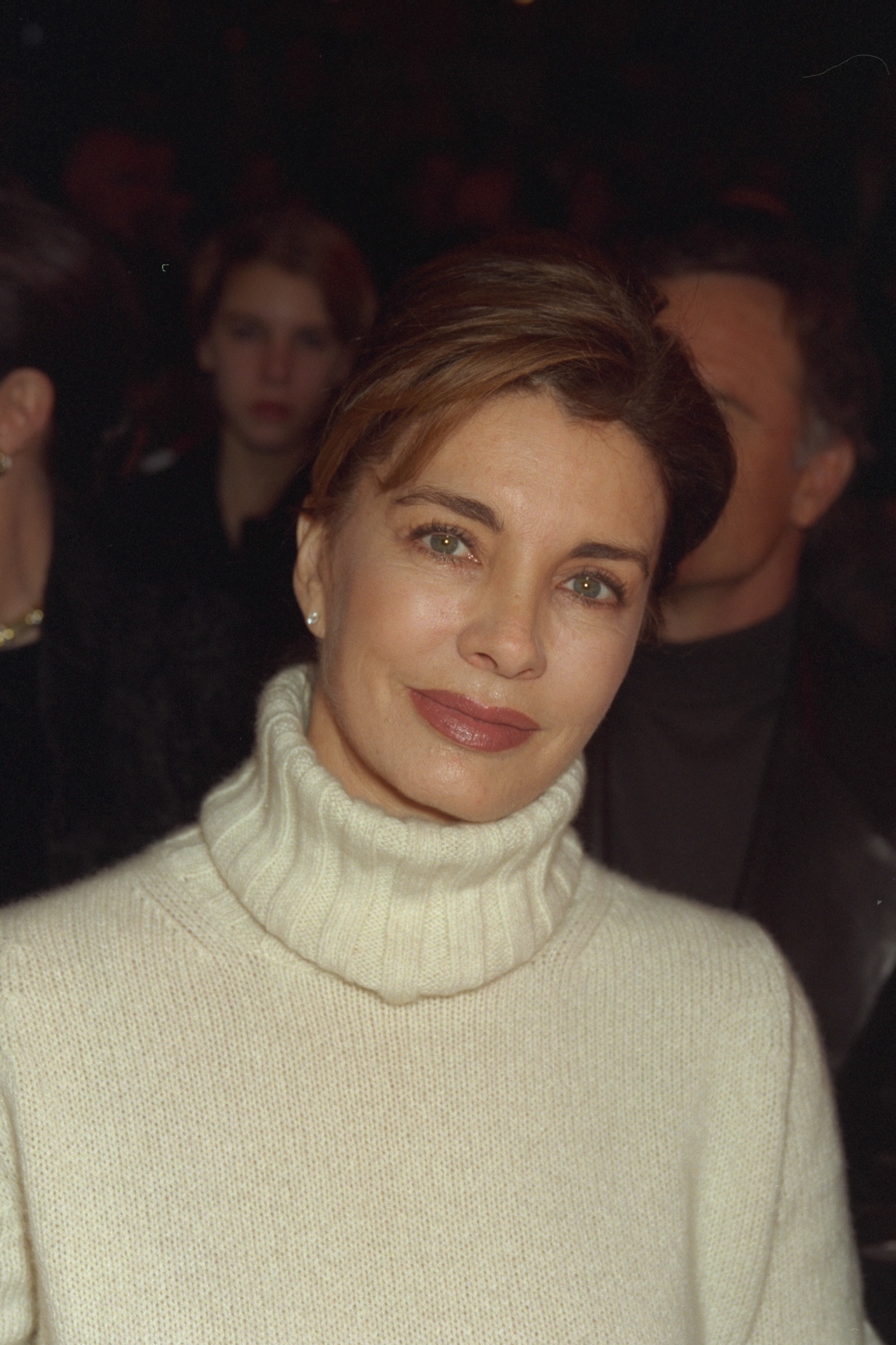 The actress attends the Emanuel Ungaro Haute Couture Spring/Summer Collection fashion show on January 18, 1998 | Source: Getty Images