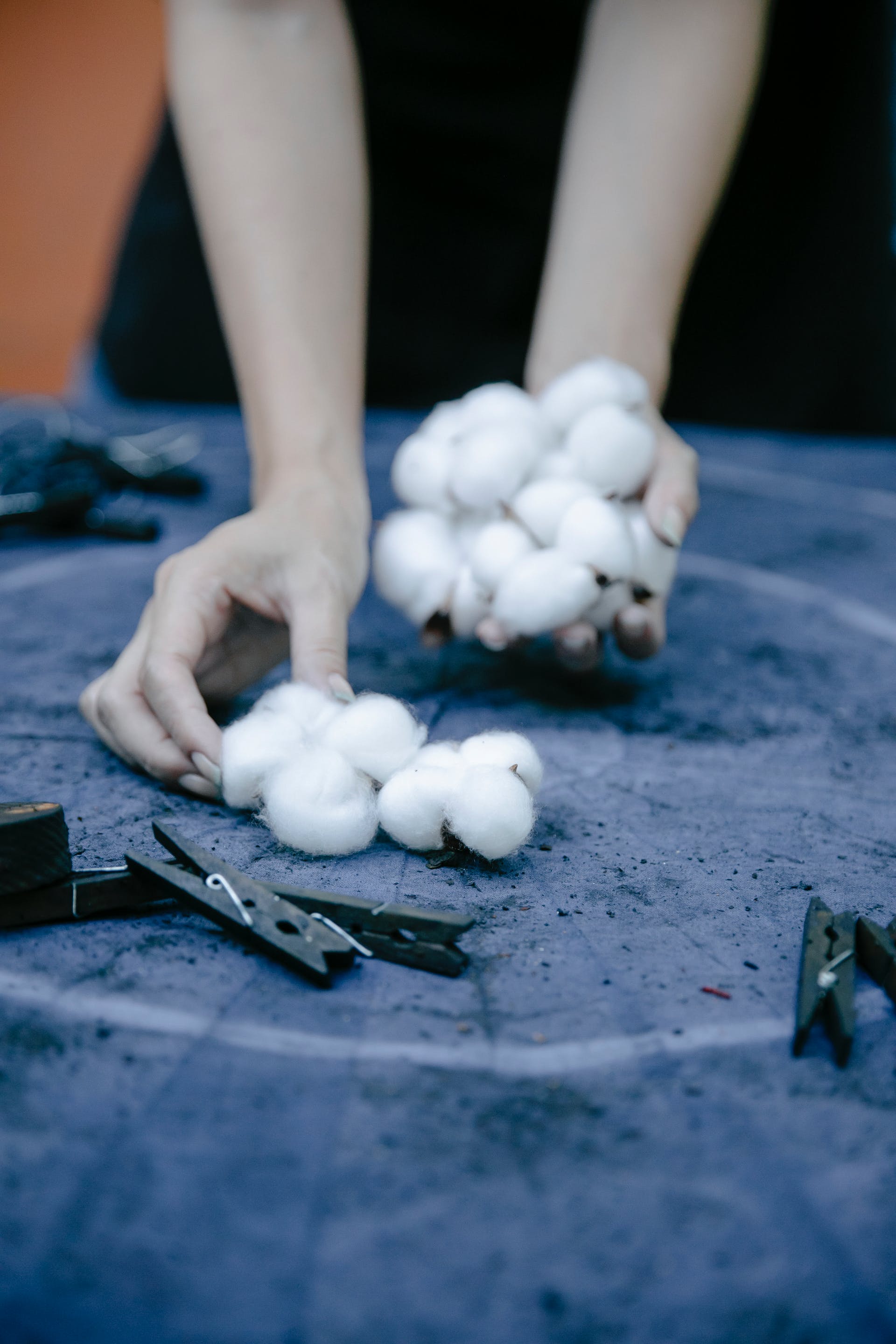 A person holding cotton balls | Source: Pexels