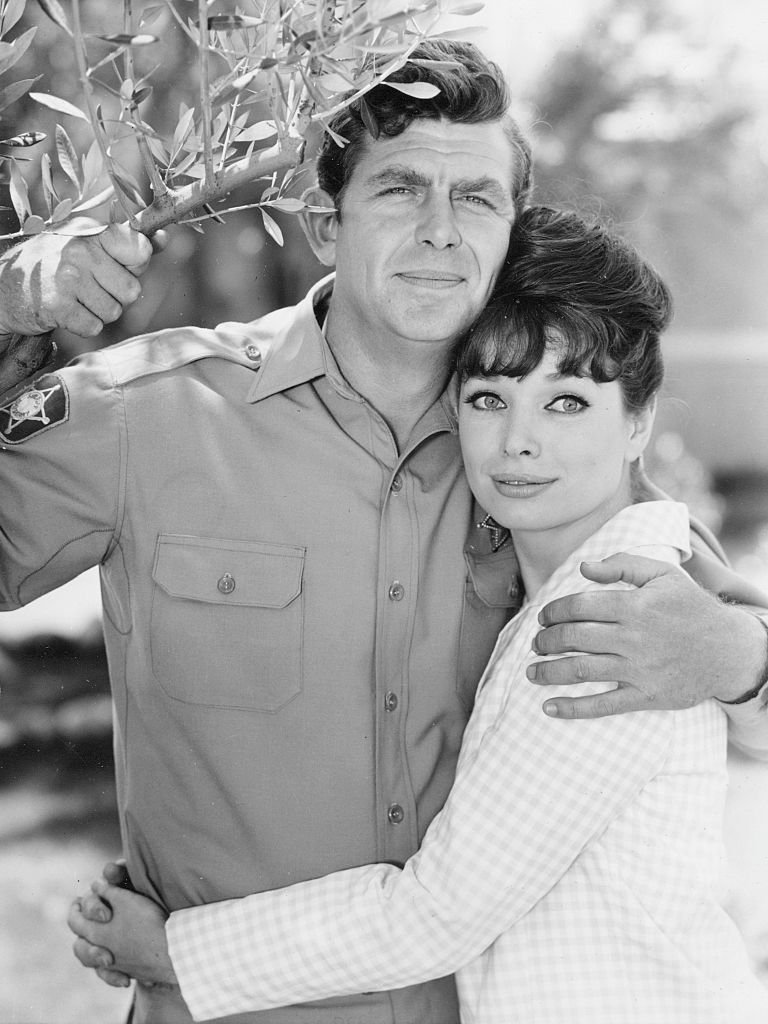 Aneta Corsaut and Andy Griffith in an embrace on November 16, 1964 | Source: Getty Images