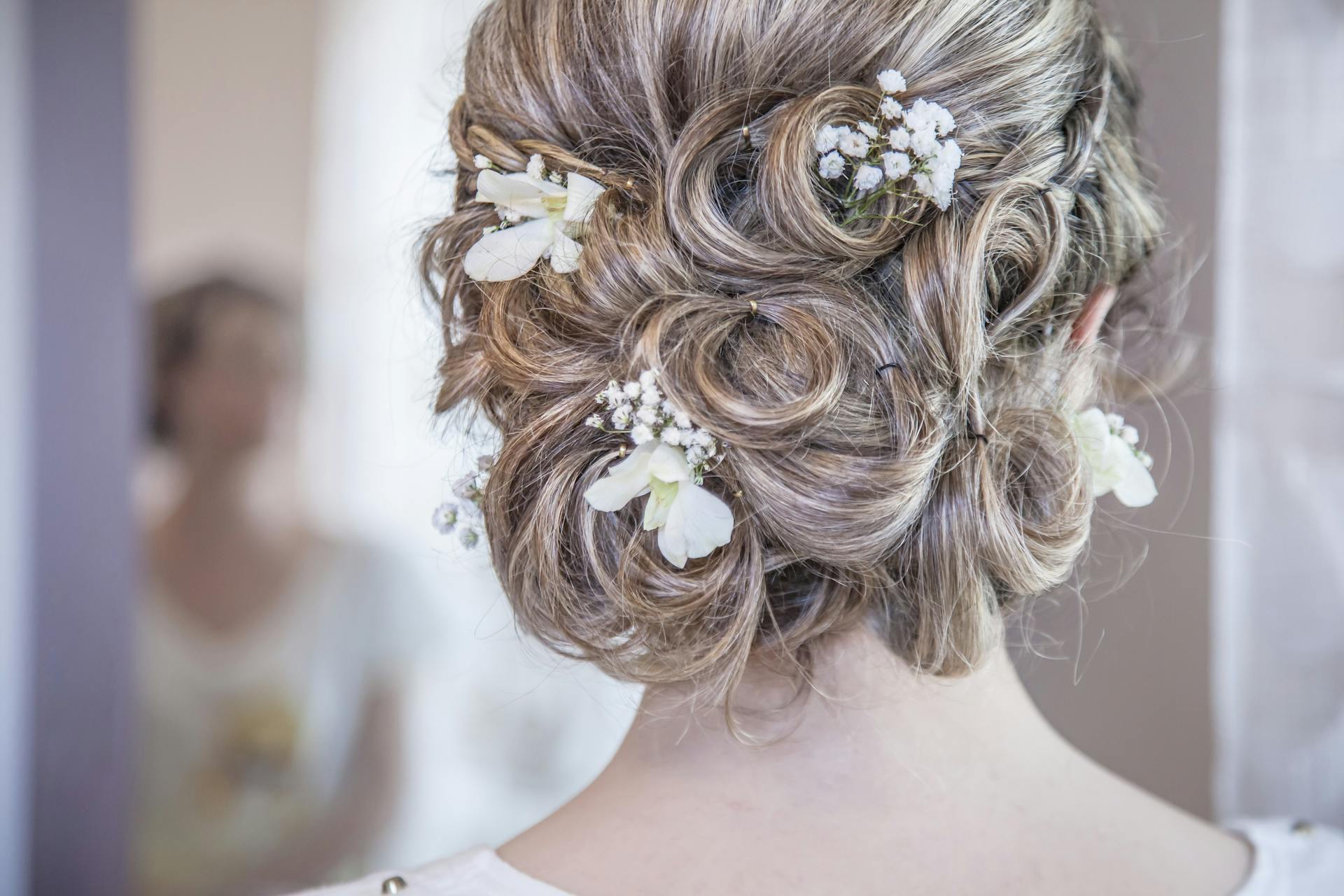 A bride looking in the mirror | Source: Pexels