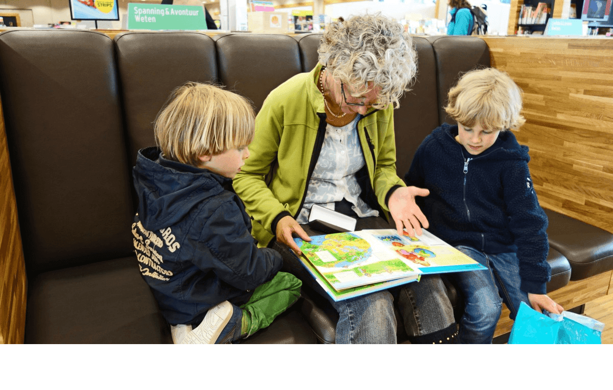 Abuela con sus nietos. | Imagen tomada de: PxHere Abuela con sus nietos. | Imagen tomada de: PxHere