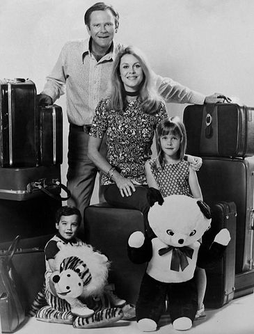 Cast photo of the Stephens family from the television program Bewitched. Dick Sargent (Darrin), Elizabeth Montgomery (Samantha) Erin Murphy (Tabitha), David Lawrence (Adam). | Source: Wikimedia Commons.