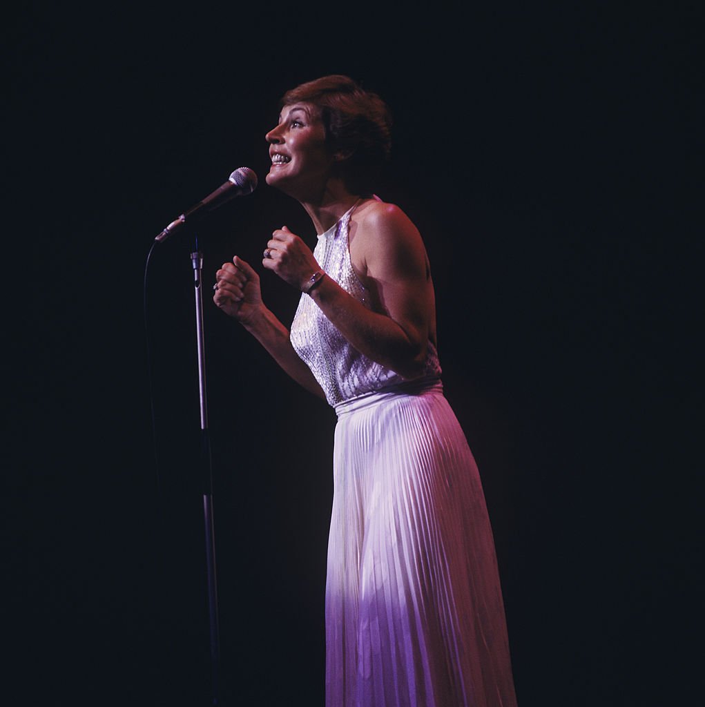 Helen Reddy performs on stage at the Palladium on January 1, 1970. | Photo: Getty Images