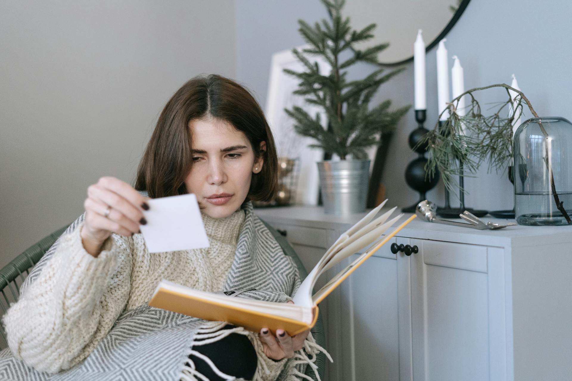 A woman frowning at a note | Source: Pexels