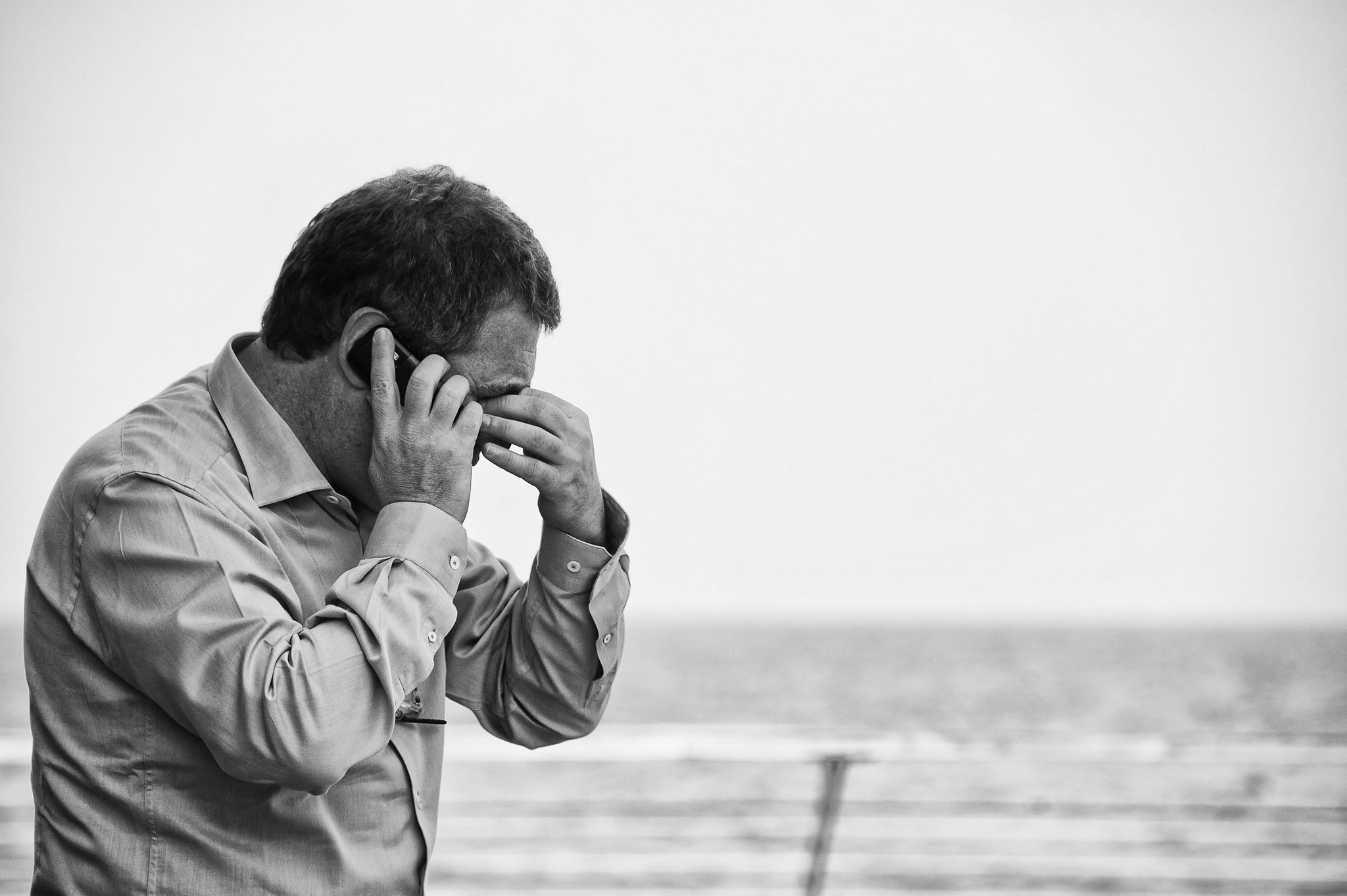 An upset man talking on a cellular phone. Image was taken on September 23, 2011 | Photo: Flickr/Alon