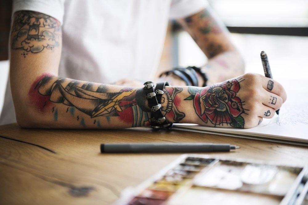 Brazos tatuados. | Foto: Shutterstock