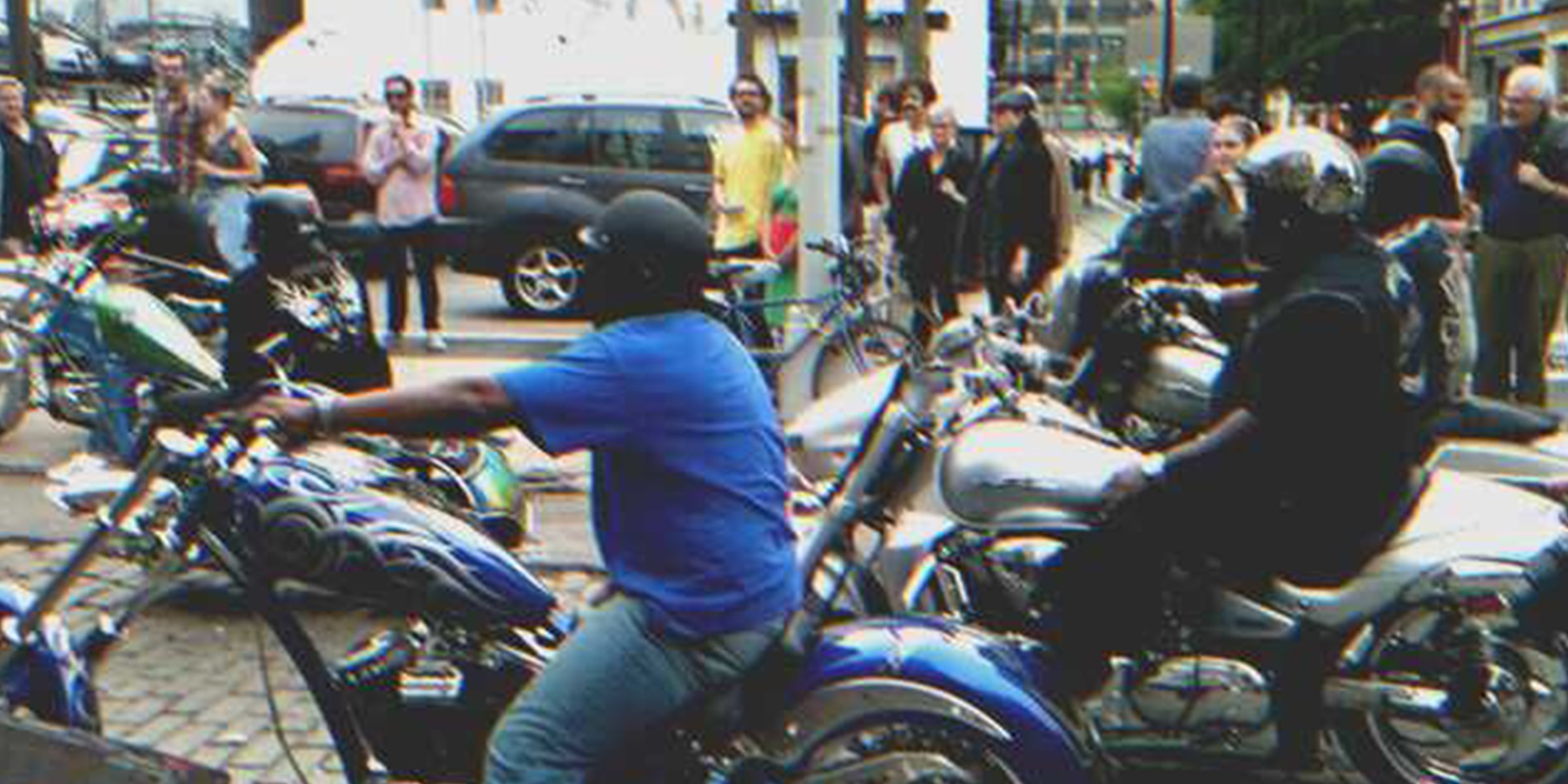 Une femme aide un motard tombé de sa moto. Le lendemain, toute une