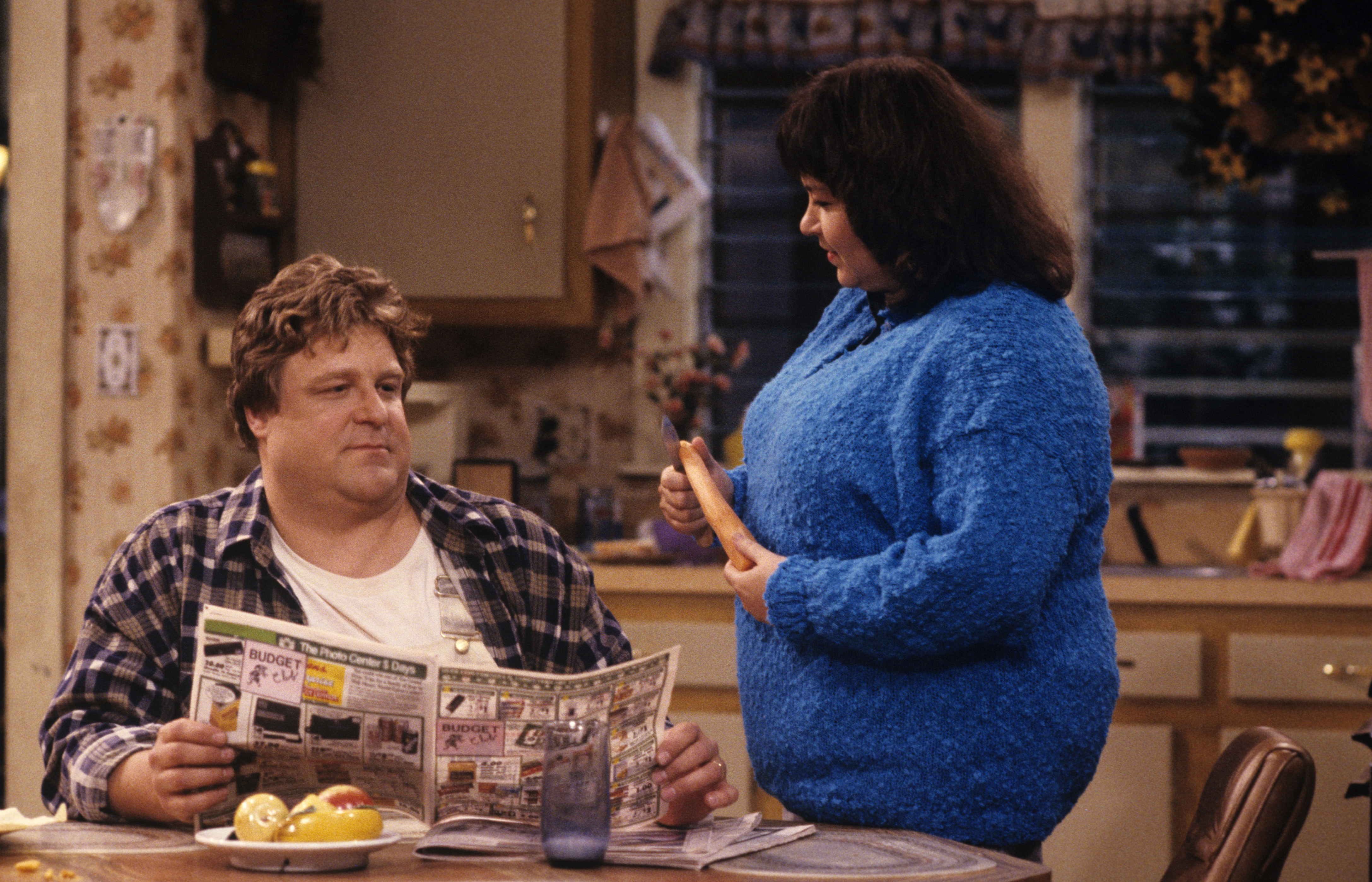 John Goodman and Roseanne Barr on "Roseanne" in 1989 | Source: Getty Images