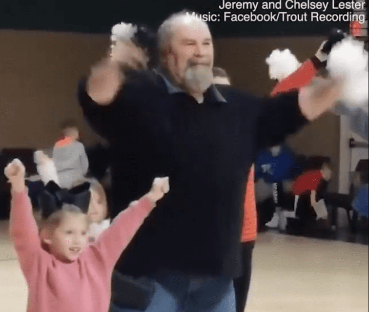 Abuelo bailando con su nieta / Imagen tomada de: Facebook