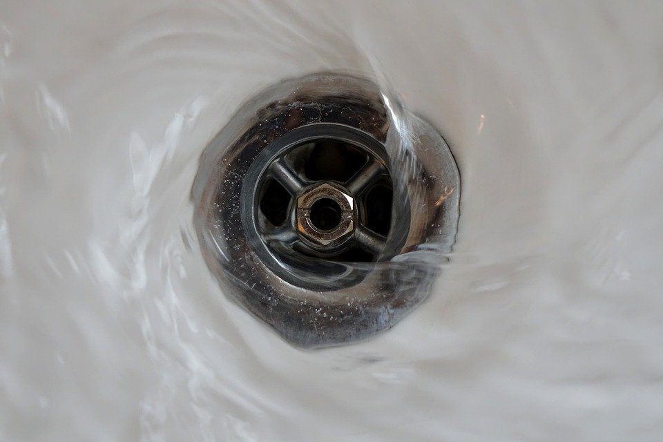 A photo of the drain in a bathroom sink. | Photo: Pixabay