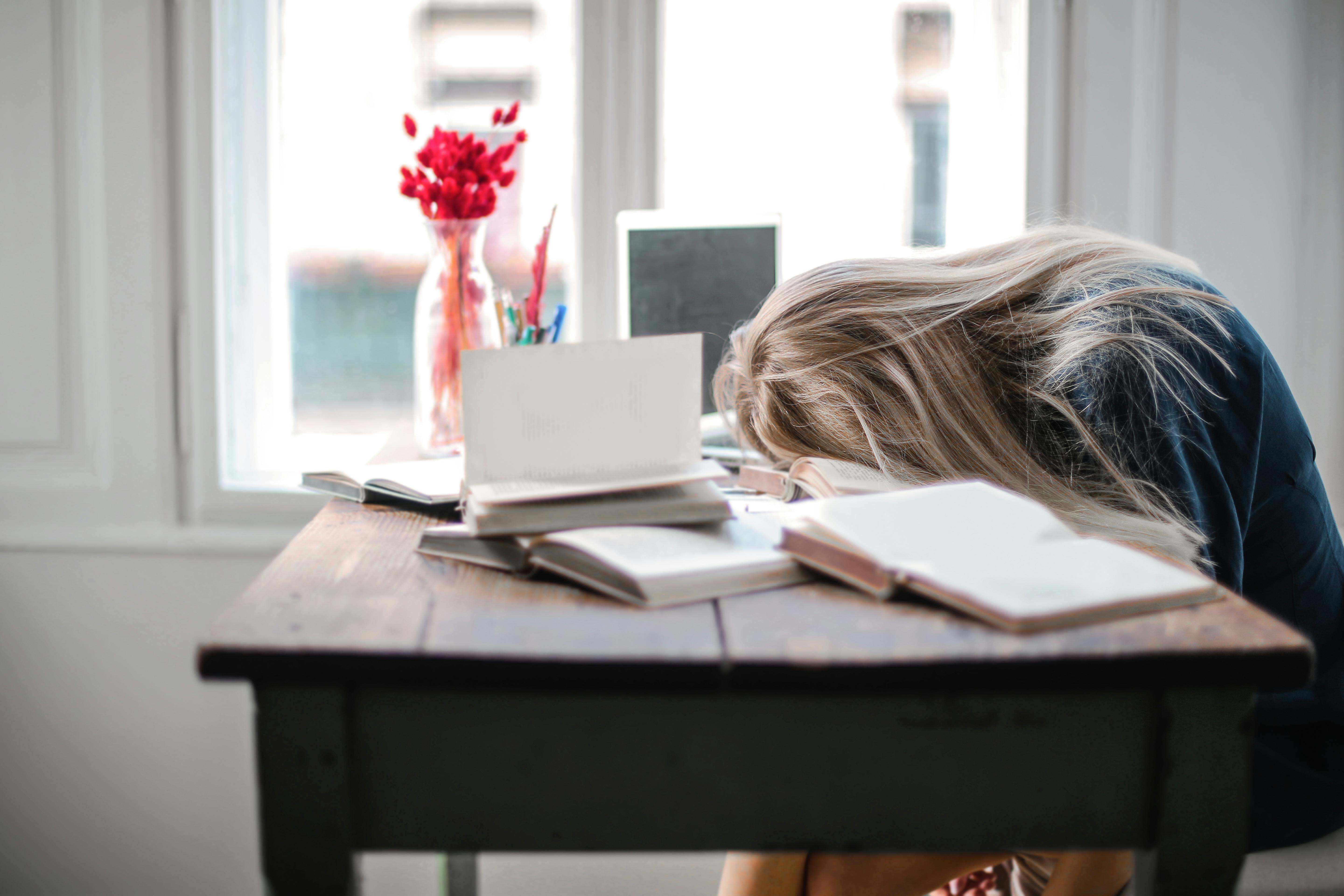 A tired woman at work | Source: Pexels