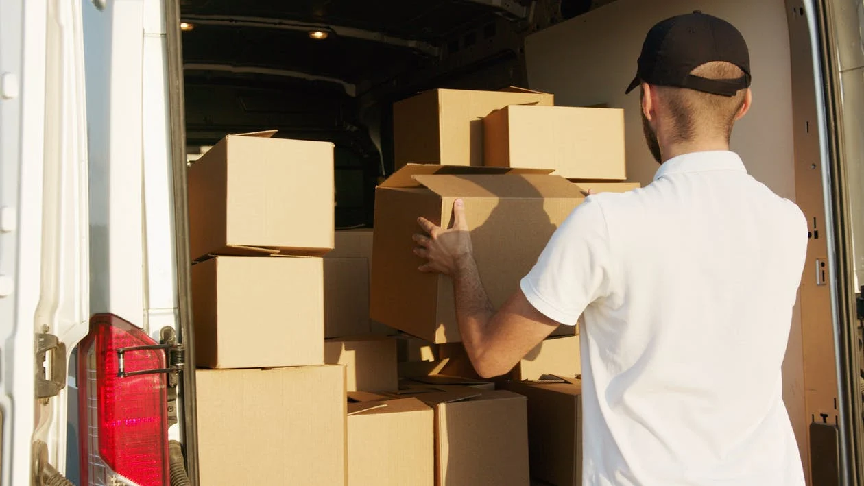Hombre cargando cajas dentro de una van. | Foto: Pexels