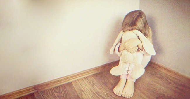 Niña llora con tristeza sentada en una esquina. | Foto: Shutterstock