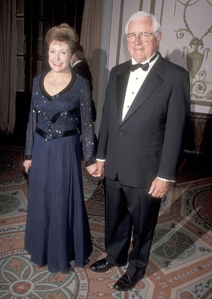 Mary Higgins Clark et son mari John J. Conheeney assistent au prix de la médaille d'or de la Fondation IRTS en l'honneur de Sumner Redstone le 16 juin 1998 au Waldorf-Astoria Hotel à New York. | Photo : Getty Images Mary Higgins Clark et son mari John J. Conheeney assistent au prix de la médaille d'or de la Fondation IRTS en l'honneur de Sumner Redstone le 16 juin 1998 au Waldorf-Astoria Hotel à New York. | Photo : Getty Images